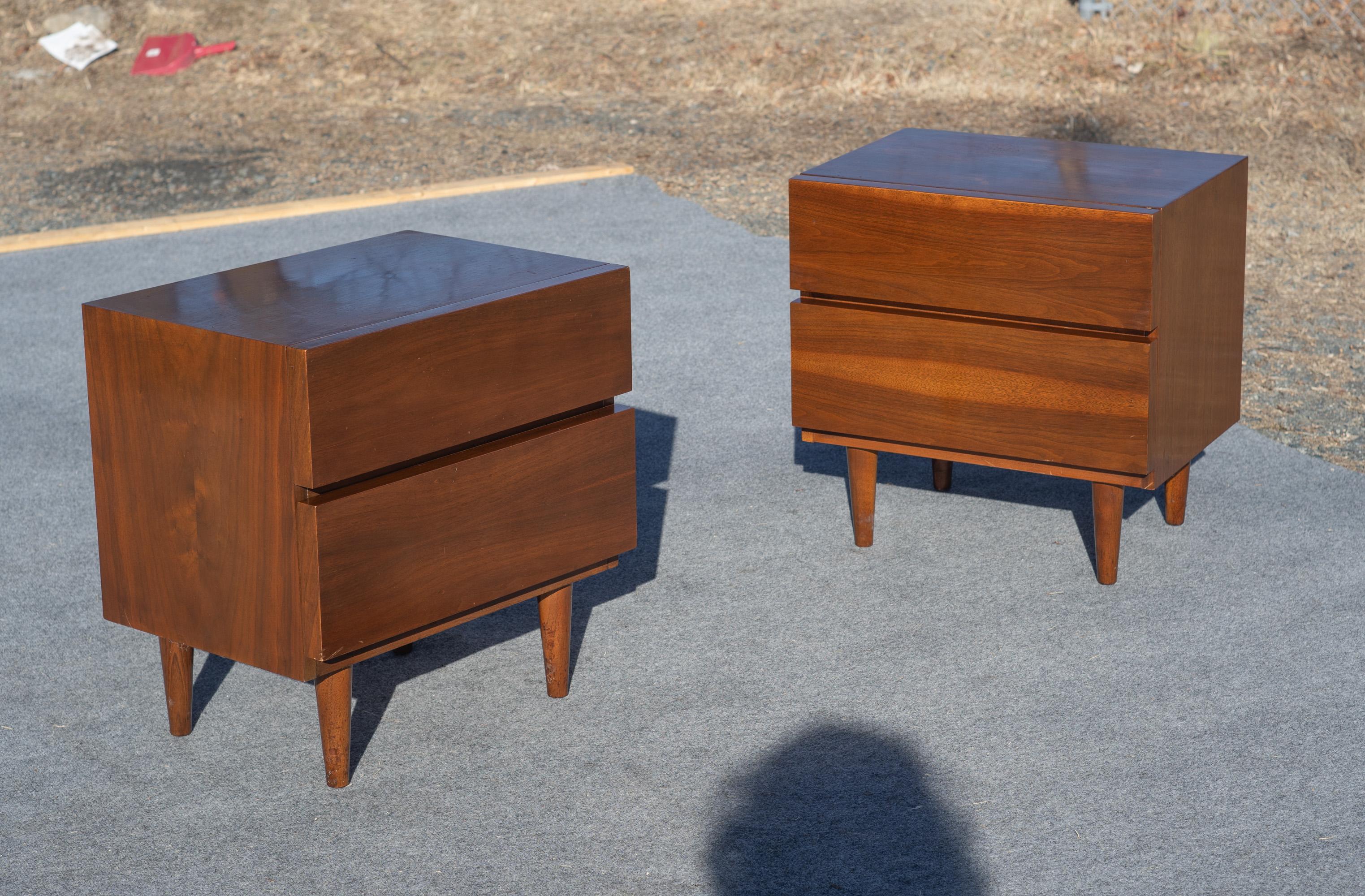 Paire de tables de nuit ou de chevet à 2 tiroirs en noyer American of Martinsville années 1960 en vente 3