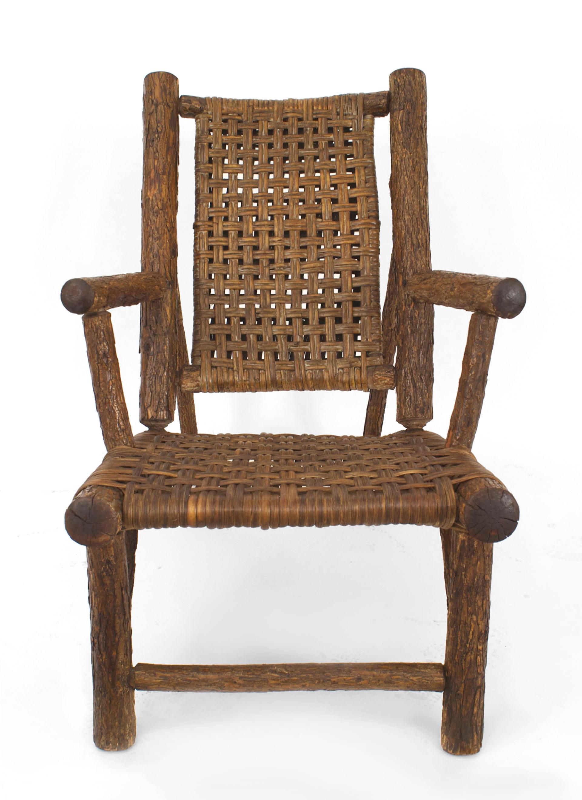 Paire de fauteuils rustiques américains de style Old Hickory (années 1930) à assise basse, avec une structure en bois de hickory, un siège et un dossier tissés et un seul tabouret assorti (21 