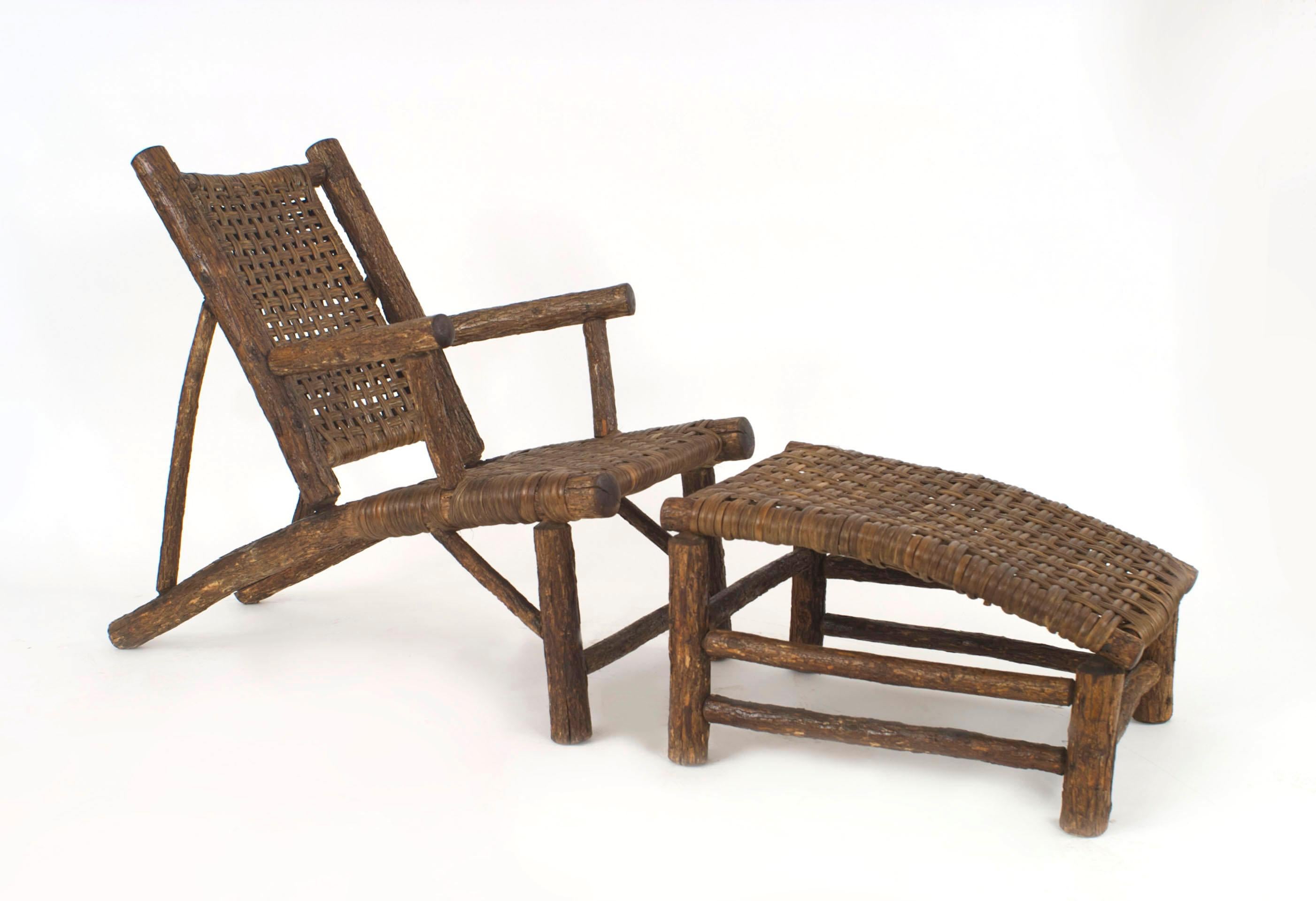 Rustique Paire de fauteuils bas en bois de pacanier ancien en vente