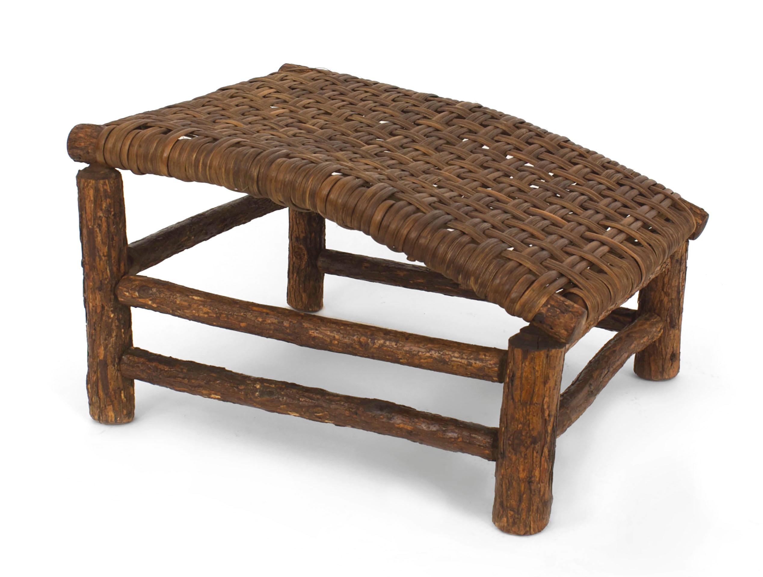 Paire de fauteuils bas en bois de pacanier ancien Bon état - En vente à New York, NY
