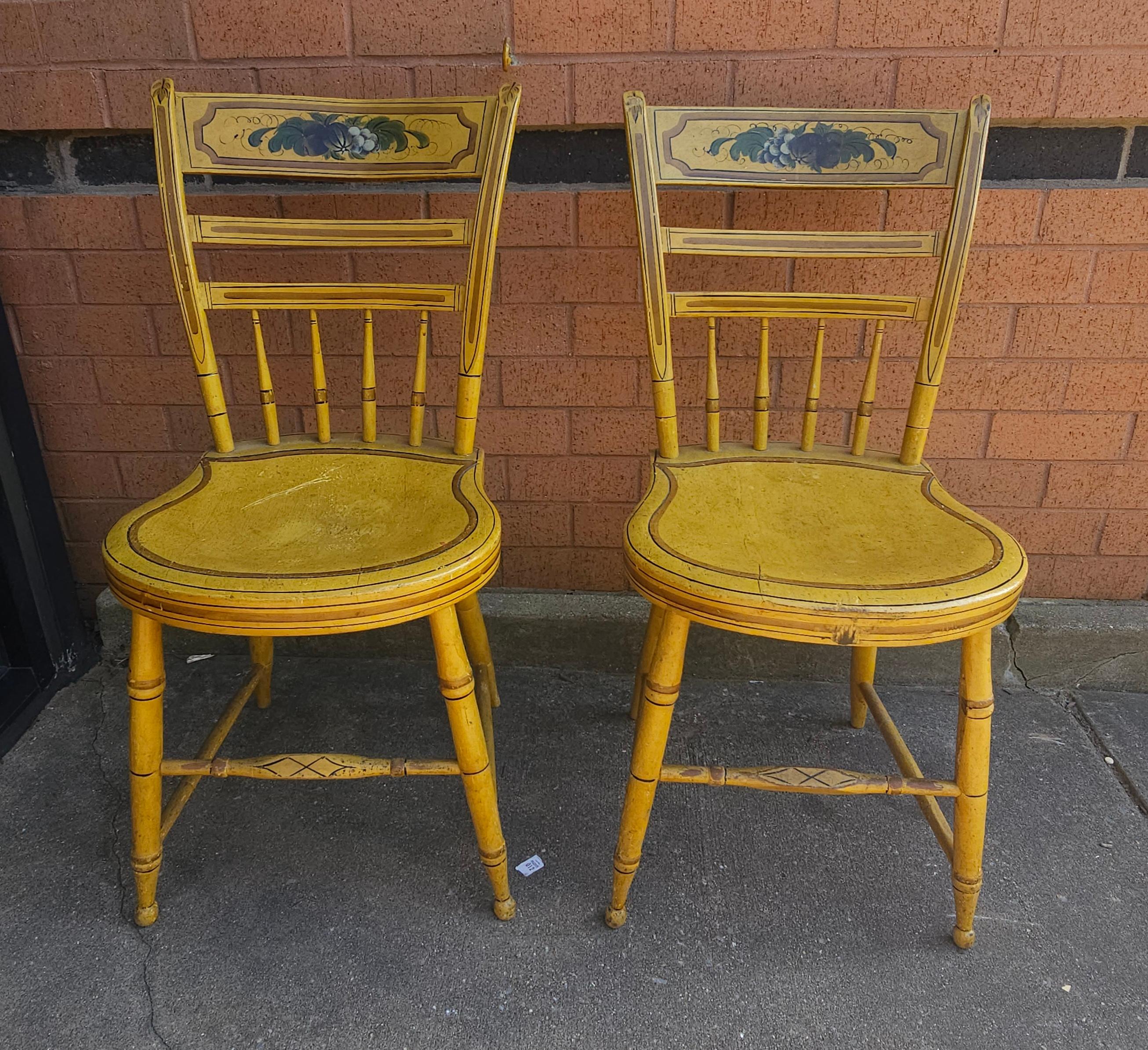 Pareja De Sillas Laterales De Fantasía Americanas Pintadas Y Decoradas, Con La Marca 