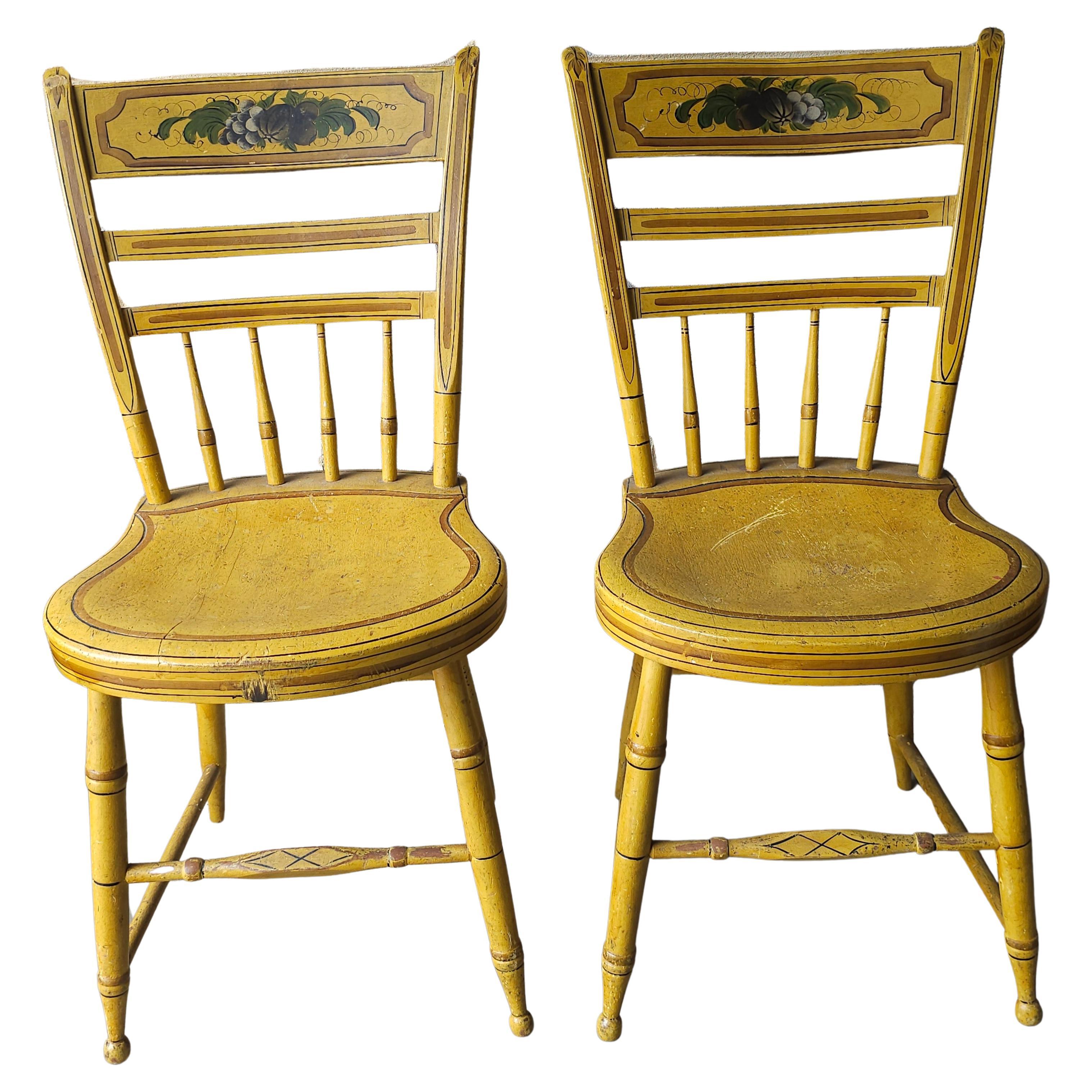 Pareja De Sillas Laterales De Fantasía Americanas Pintadas Y Decoradas, Con La Marca "Warranted" en venta