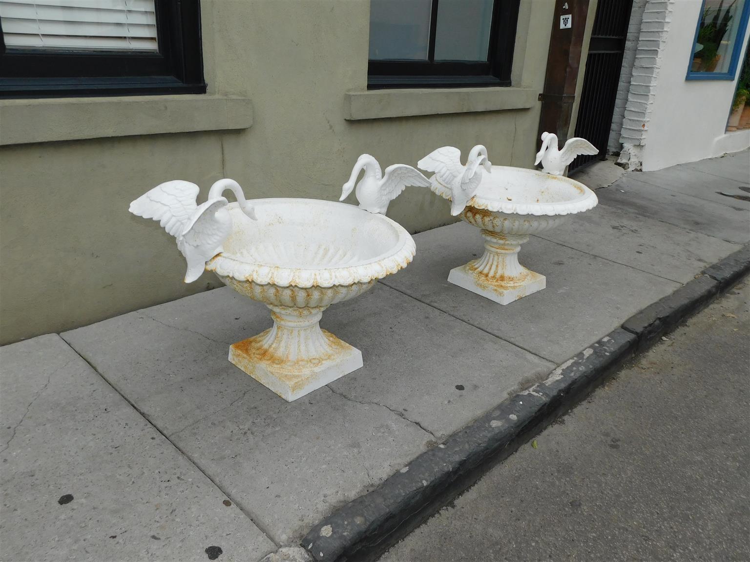 Pair of American Campana Form Powered Coated Garden Urns w/ Flanking Swans, 1850 (Amerikanischer Imperialismus) im Angebot