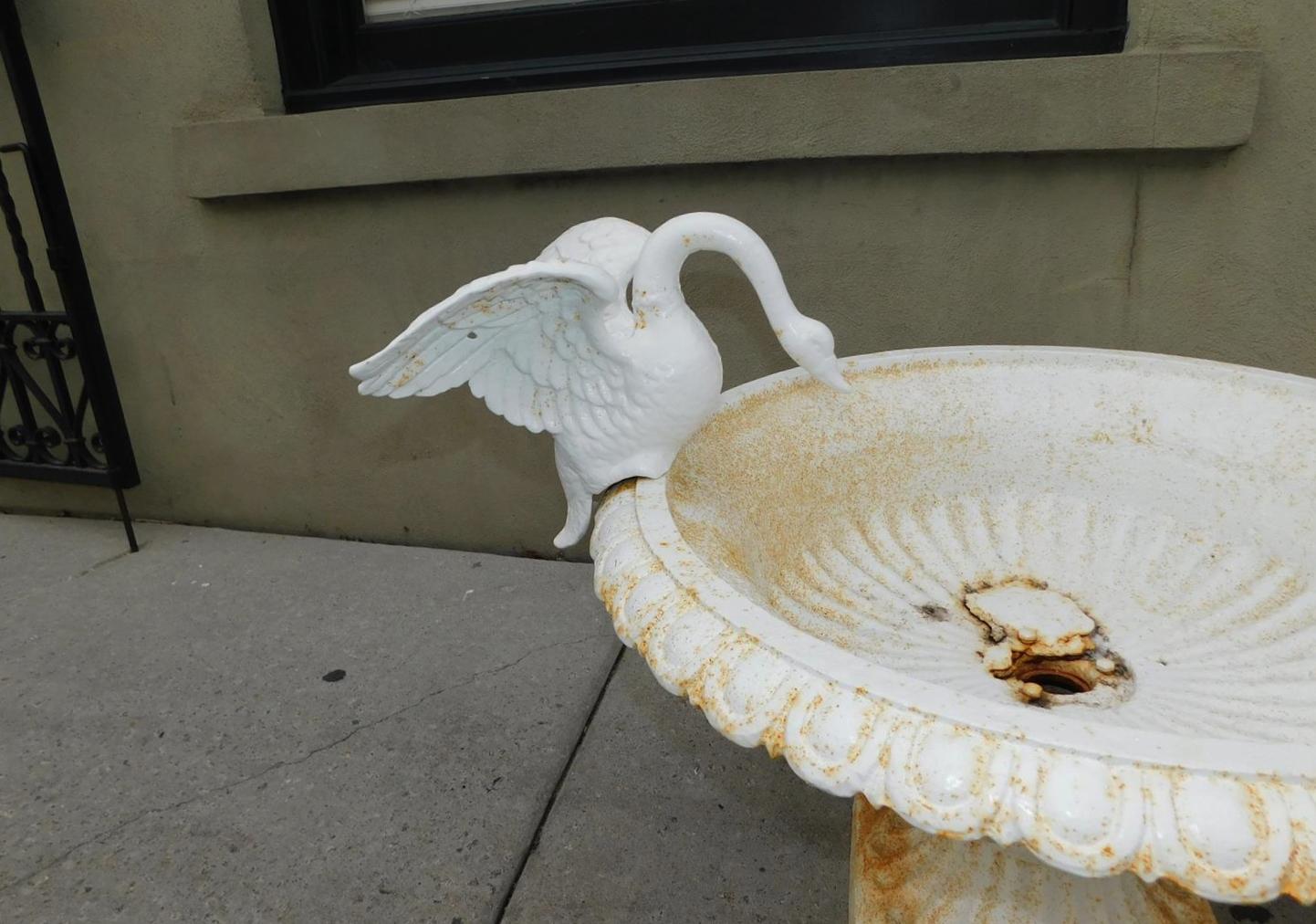 Pair of American Campana Form Powered Coated Garden Urns w/ Flanking Swans, 1850 im Zustand „Hervorragend“ im Angebot in Charleston, SC