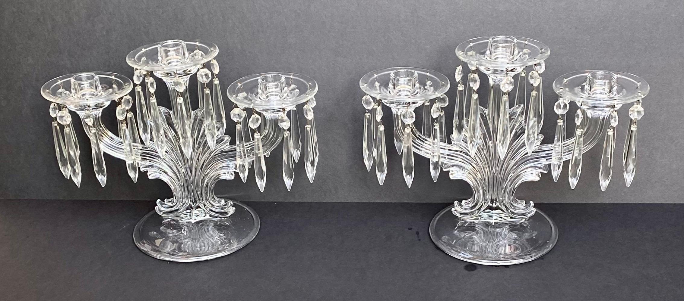 Zwei amerikanische dreiflammige Kandelaber aus Pressglas, frühes 20. Jahrhundert, auf gedrehten Kandelabern im Angebot 2
