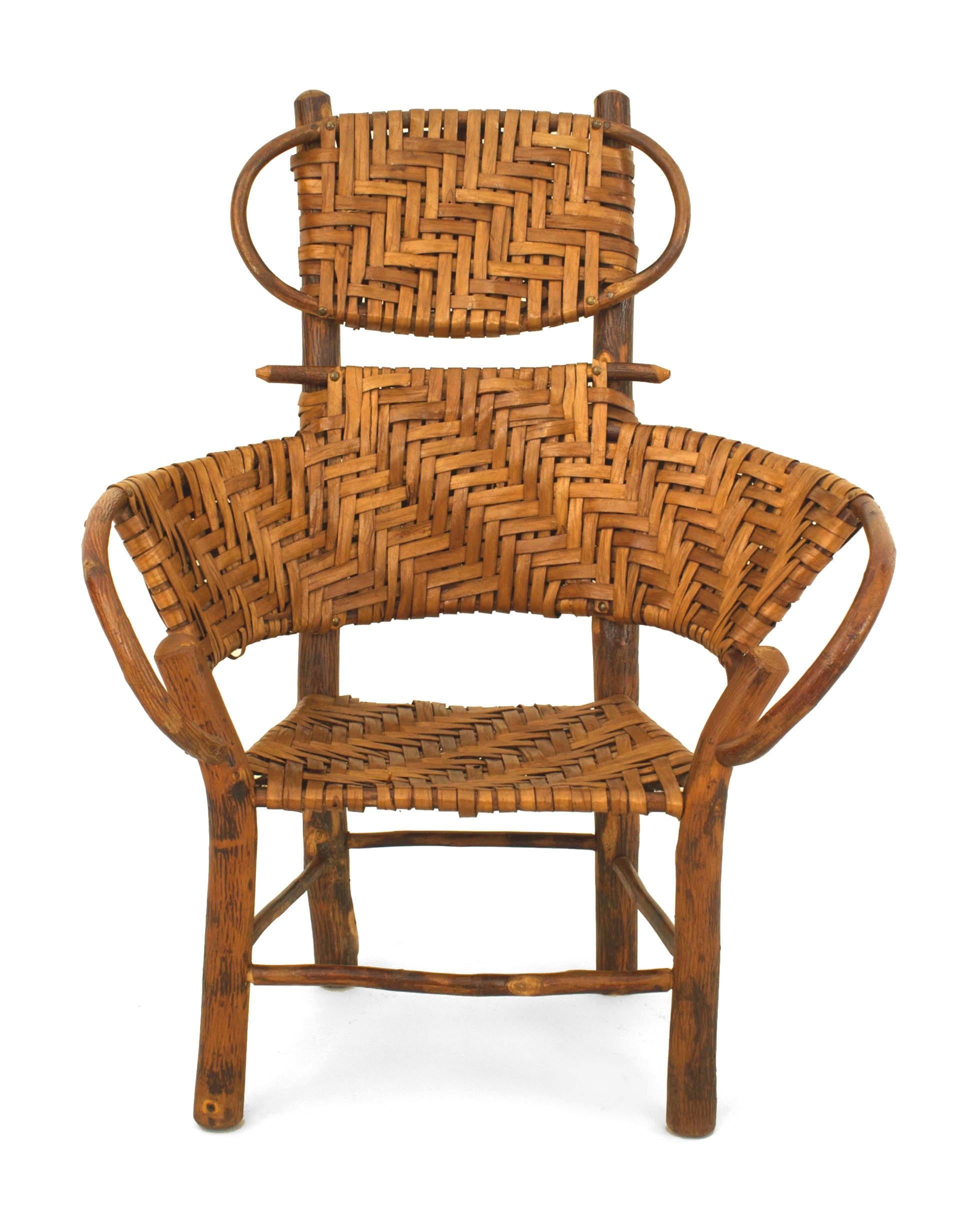 Coppia di poltrone americane rustiche con schienale alto in legno di Old Hickory con seduta intrecciata e schienale a botte con poggiatesta e barella a cassetta
