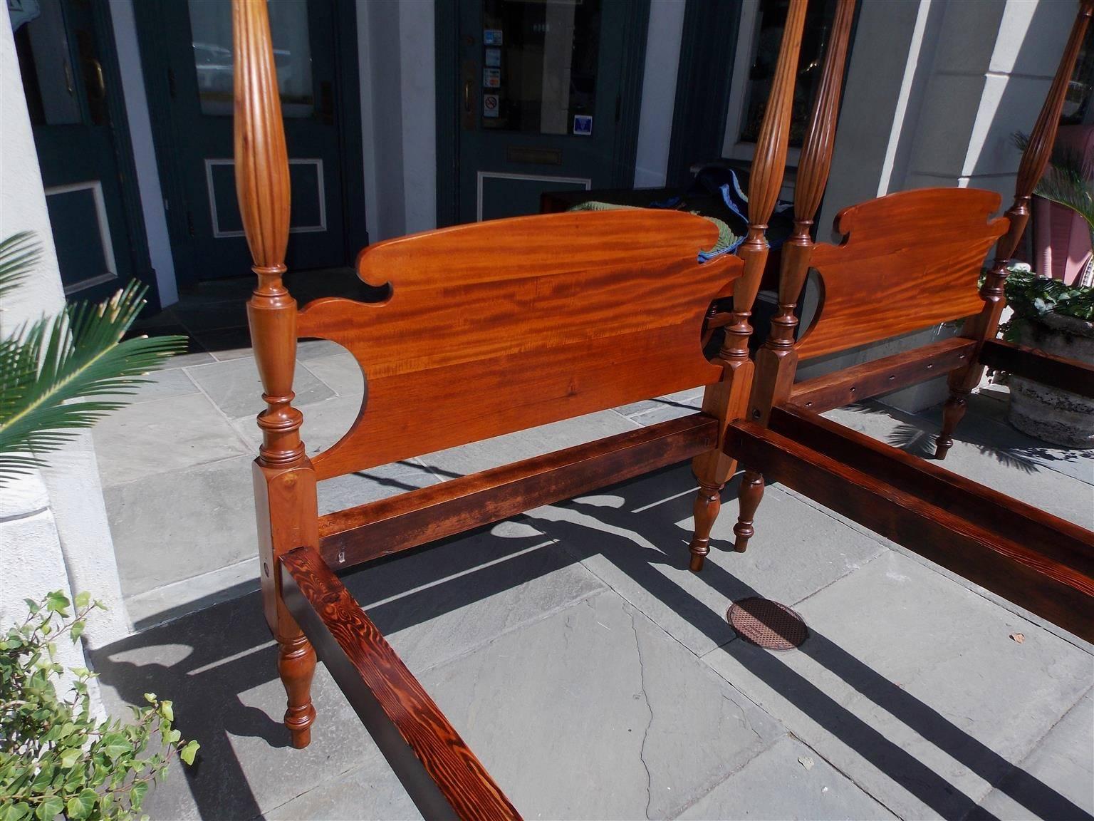 Pair of American Sheraton Mahogany Four-Poster Reeded Twin Beds, Circa 1820 In Excellent Condition In Charleston, SC
