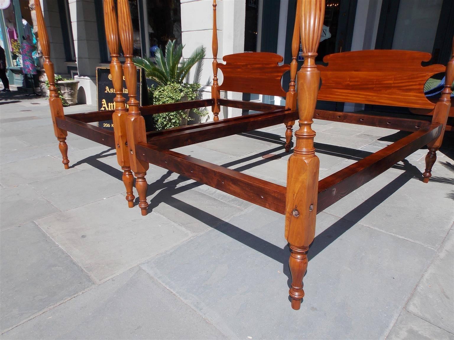 Pair of American Sheraton Mahogany Four-Poster Reeded Twin Beds, Circa 1820 2