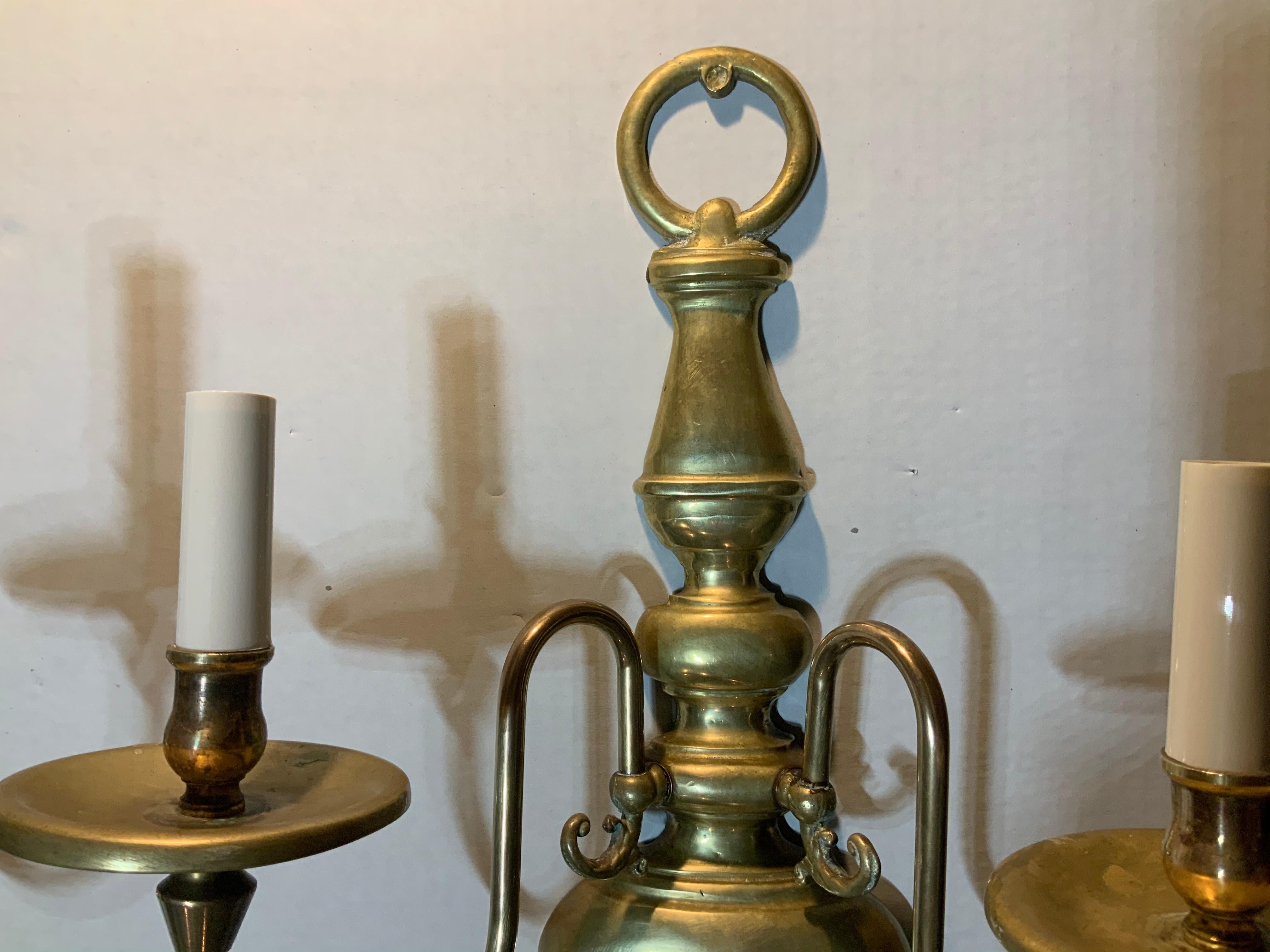 Pareja de apliques de latón de estilo americano mediados del siglo XX en venta