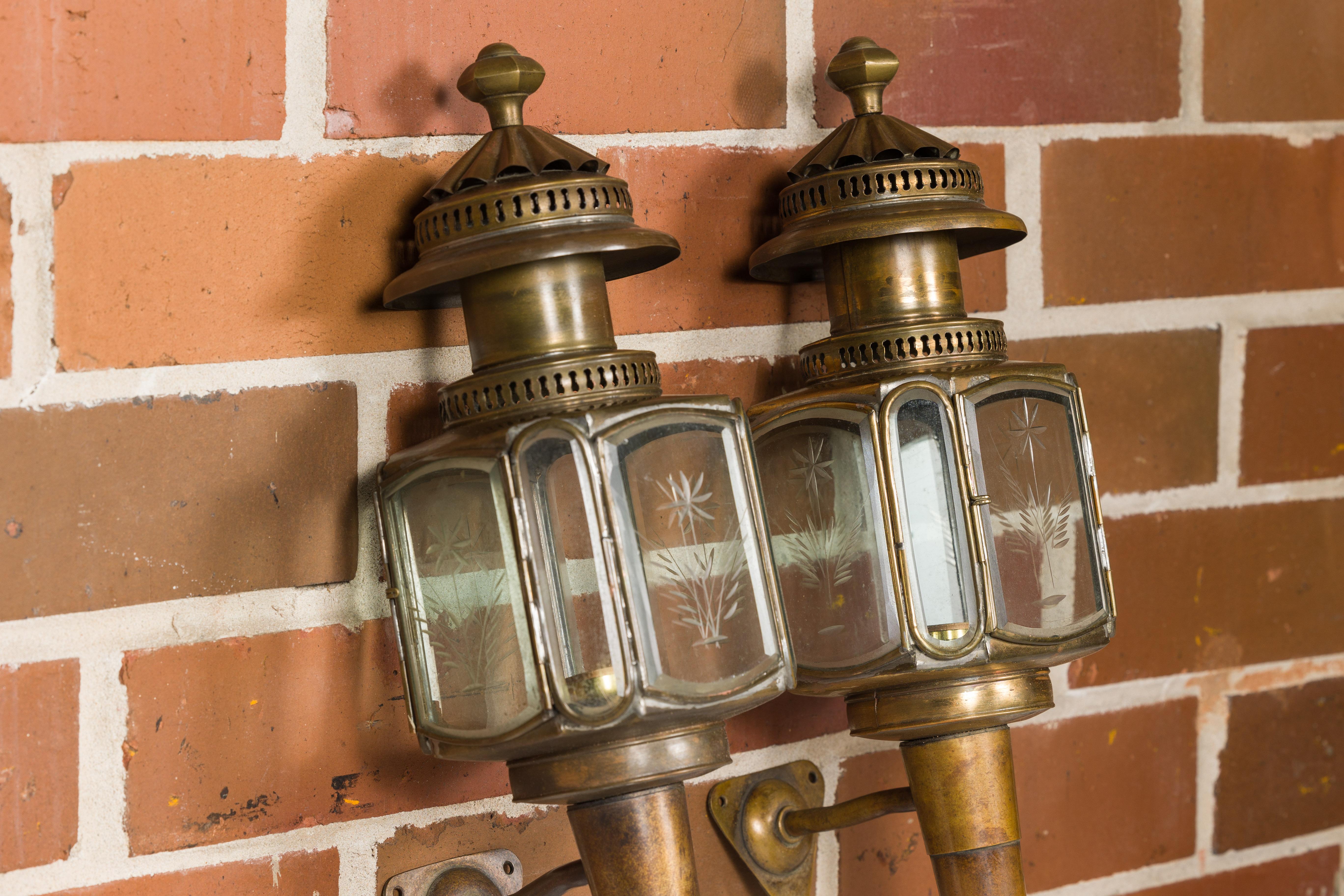 Metal Pair of American Turn of the Century Wall Lanterns with Etched Glass, circa 1900 For Sale
