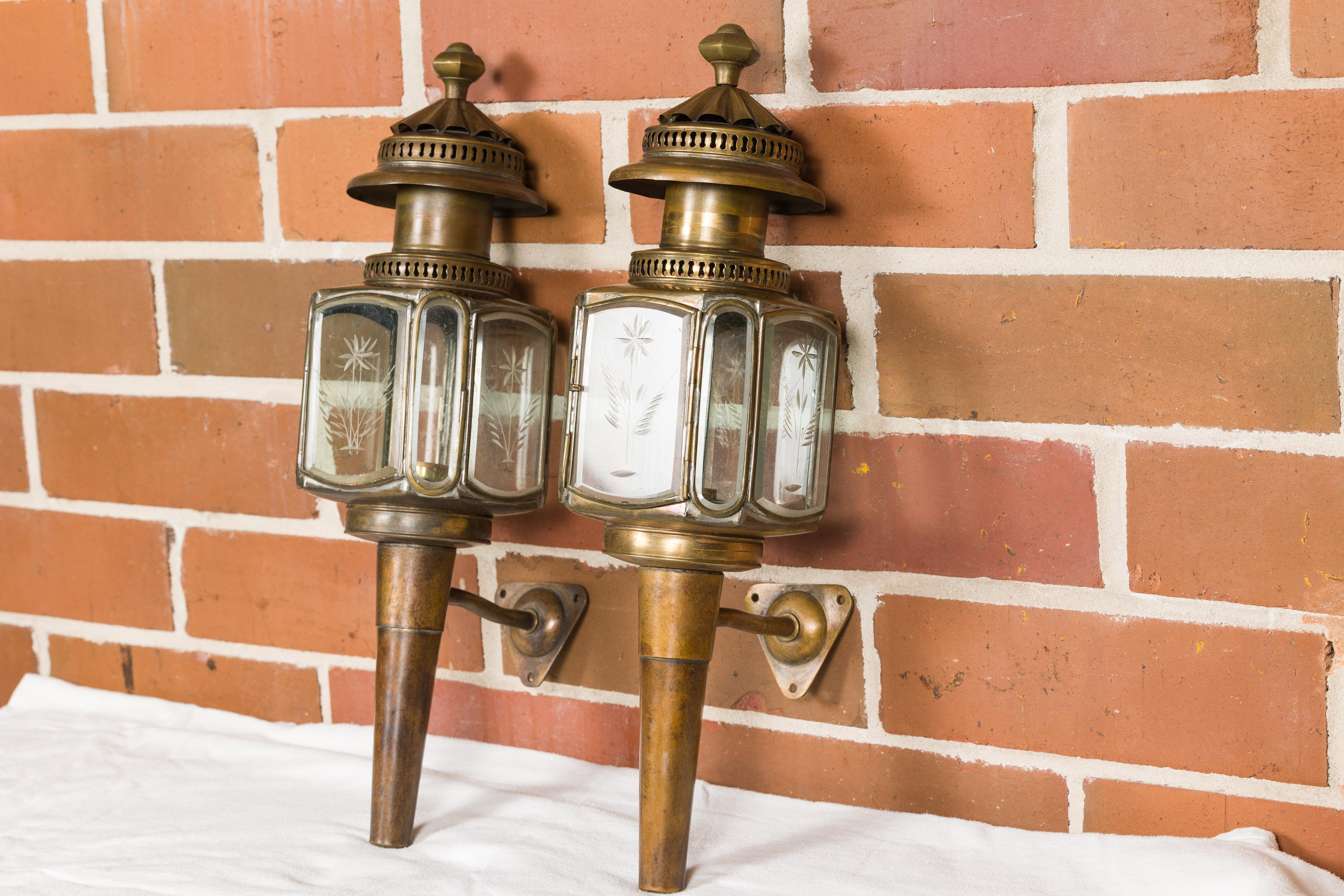 Pair of American Turn of the Century Wall Lanterns with Etched Glass, circa 1900 For Sale 3