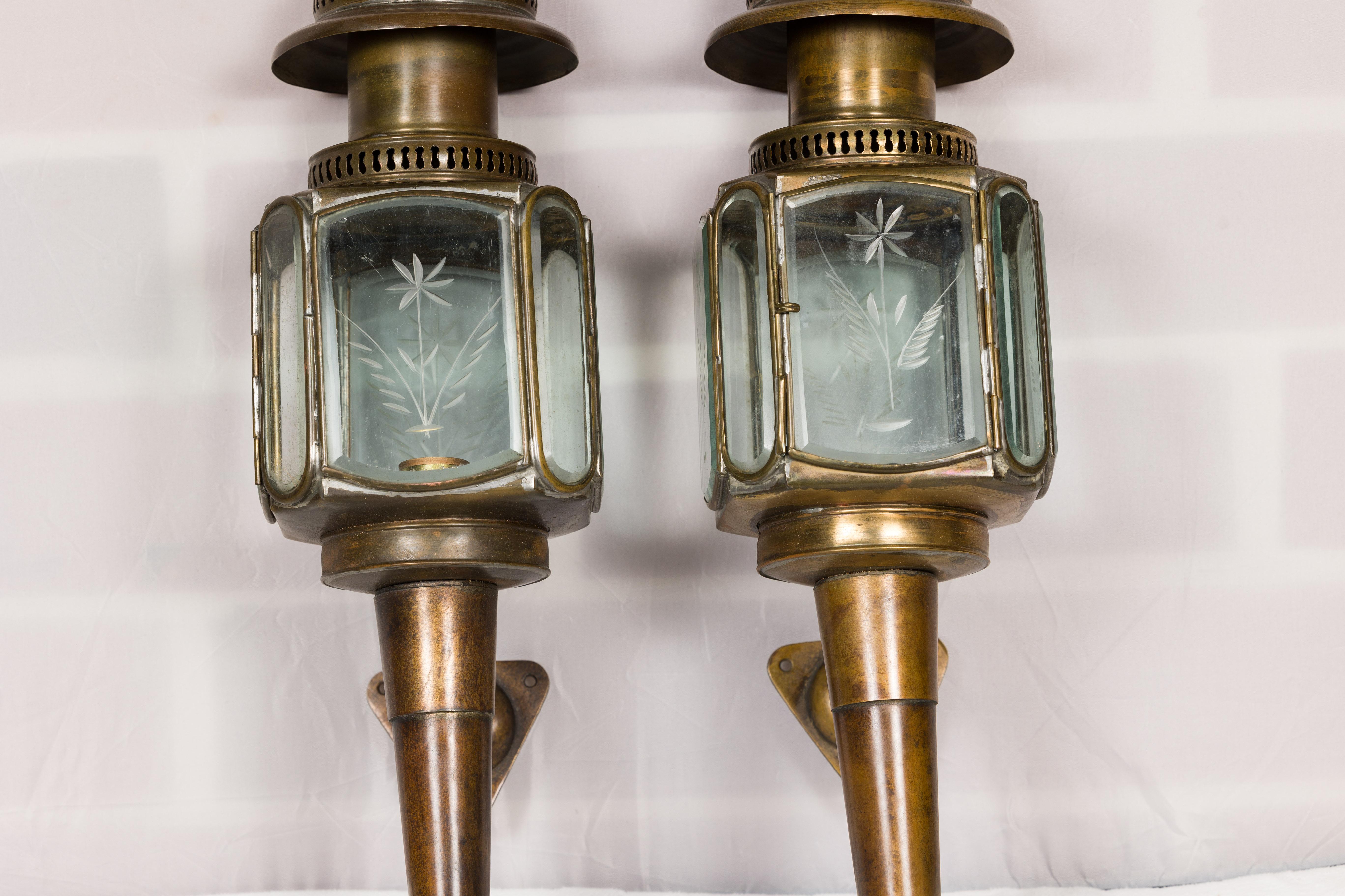 Pair of American Turn of the Century Wall Lanterns with Etched Glass, circa 1900 For Sale 4