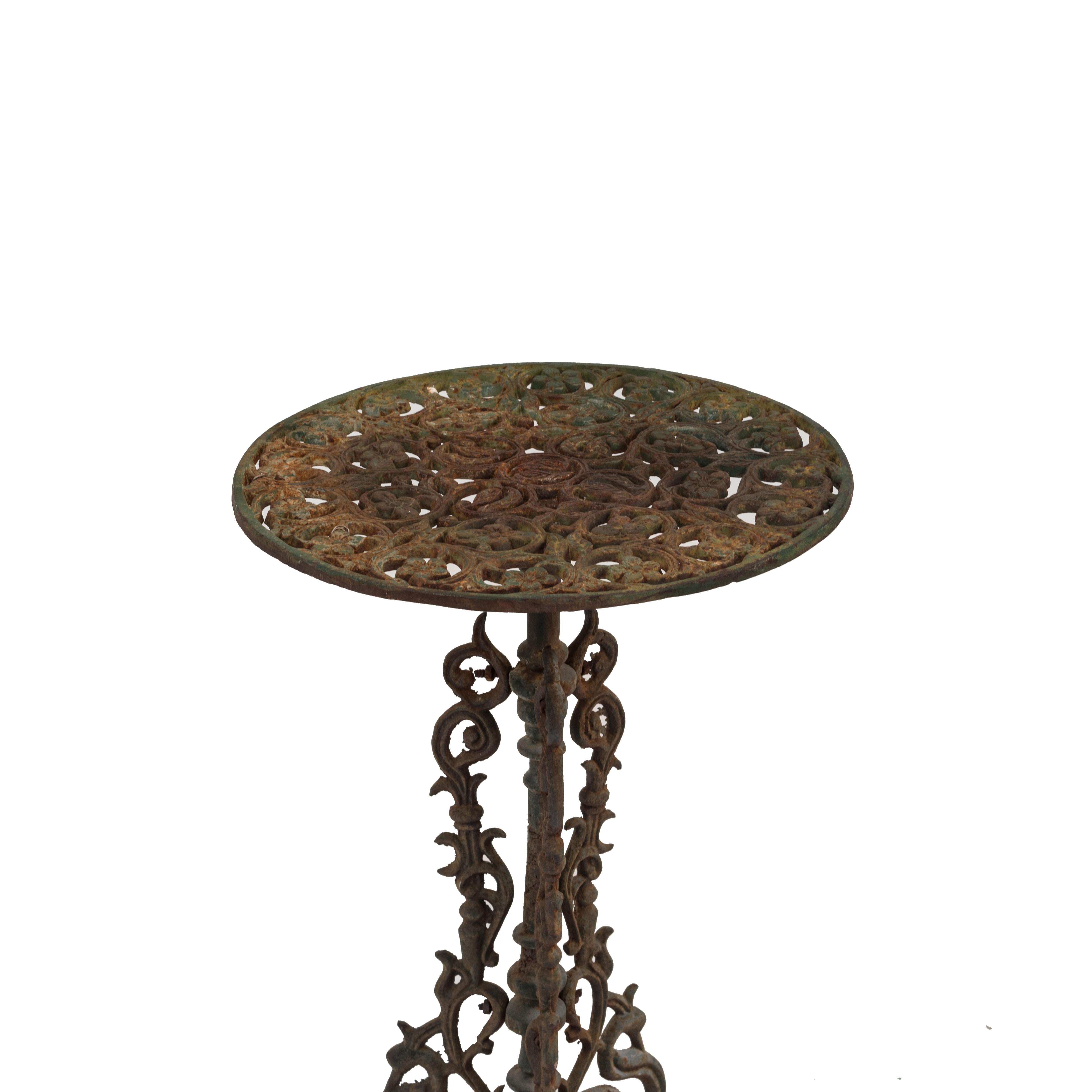 Pair of American Victorian Outdoor Iron End Tables In Good Condition In New York, NY