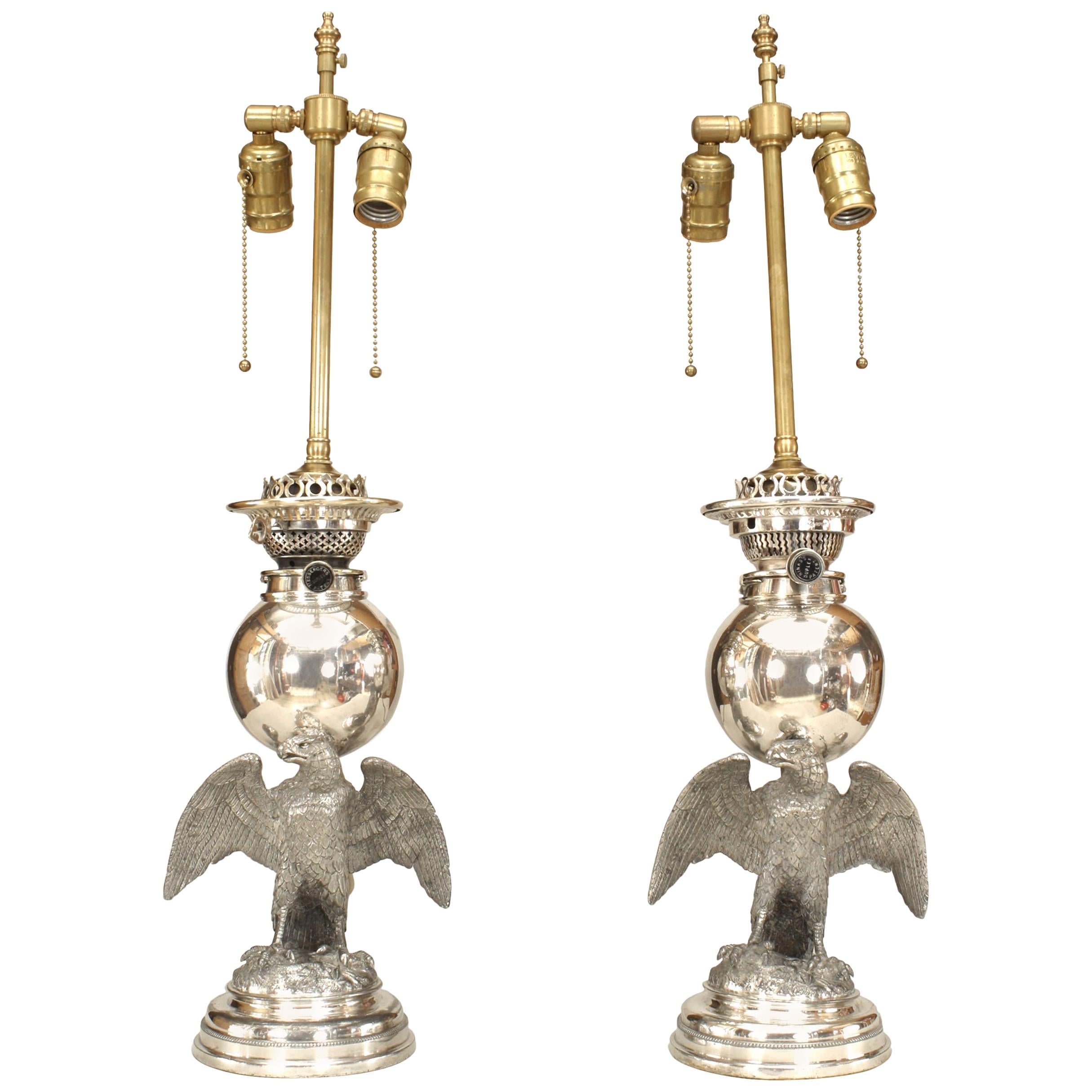 Pareja de lámparas de sobremesa americanas victorianas plateadas con forma de águila