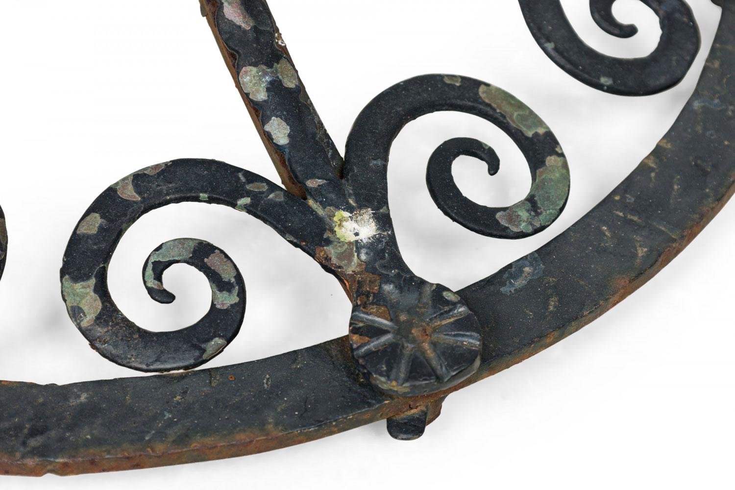 Pareja de Jardineras / Floreros de Exterior de Hierro Forjado de Estilo Victoriano Americano en venta 4