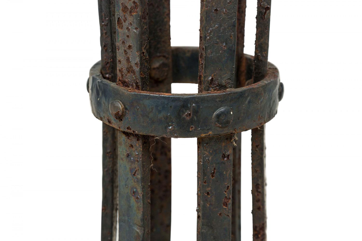 Pareja de Jardineras / Floreros de Exterior de Hierro Forjado de Estilo Victoriano Americano en venta 5