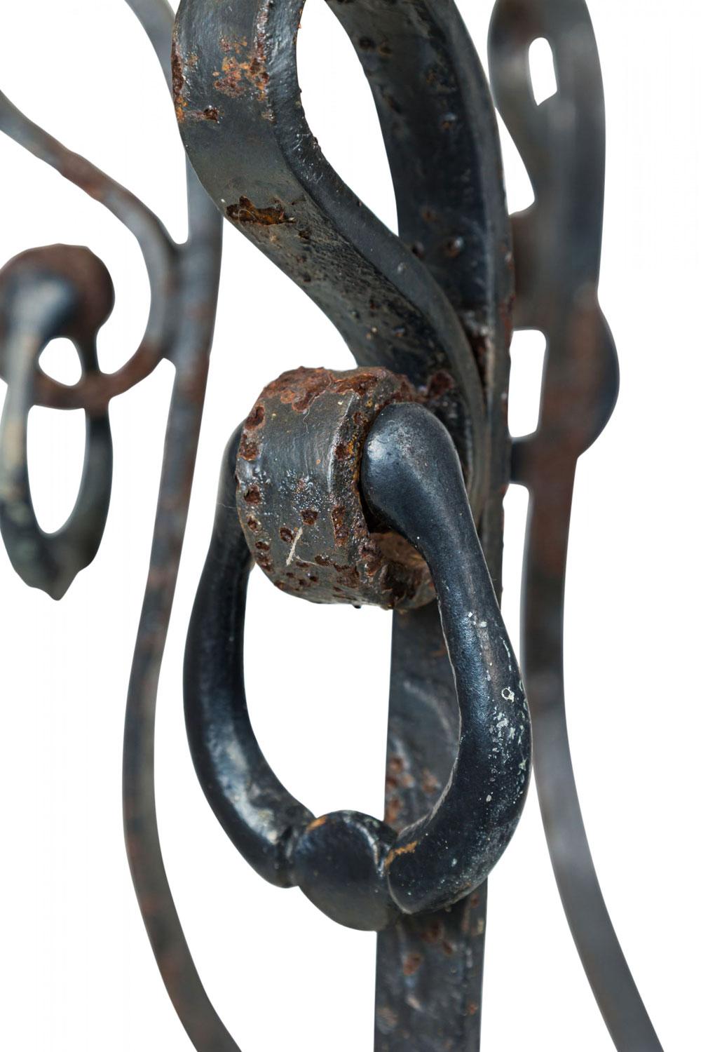 Pareja de Jardineras / Floreros de Exterior de Hierro Forjado de Estilo Victoriano Americano en venta 6