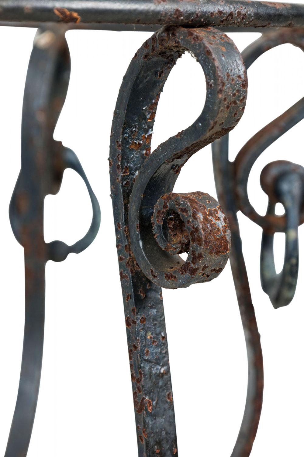 Pareja de Jardineras / Floreros de Exterior de Hierro Forjado de Estilo Victoriano Americano en venta 7