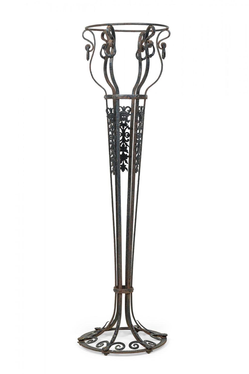 Pareja de Jardineras / Floreros de Exterior de Hierro Forjado de Estilo Victoriano Americano Estadounidense en venta