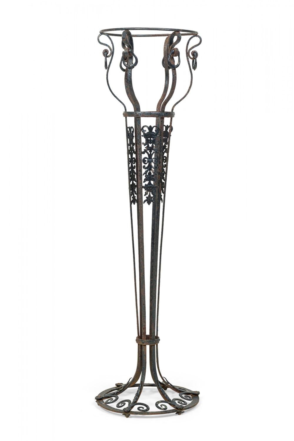 Pareja de Jardineras / Floreros de Exterior de Hierro Forjado de Estilo Victoriano Americano en Bueno estado para la venta en Queens, NY