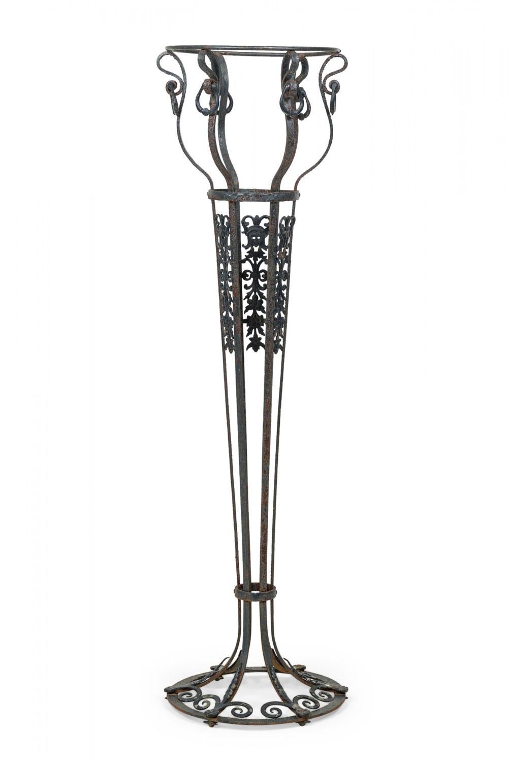 Pareja de Jardineras / Floreros de Exterior de Hierro Forjado de Estilo Victoriano Americano siglo XIX en venta