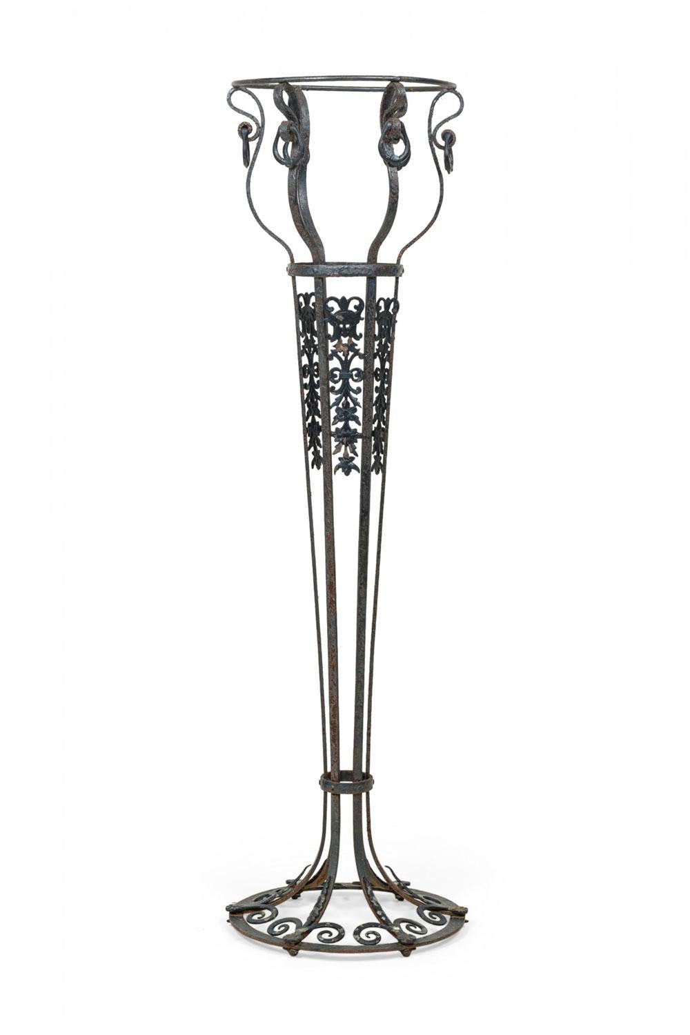 Pareja de Jardineras / Floreros de Exterior de Hierro Forjado de Estilo Victoriano Americano Abajo en venta