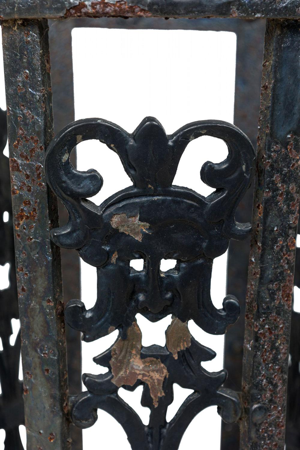 Pareja de Jardineras / Floreros de Exterior de Hierro Forjado de Estilo Victoriano Americano en venta 3