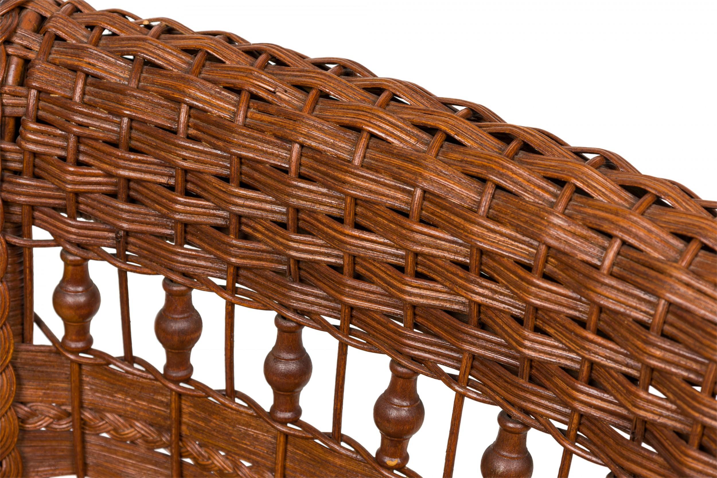 Paire de fauteuils victoriens américains en osier avec coussins à fleurs en vente 4