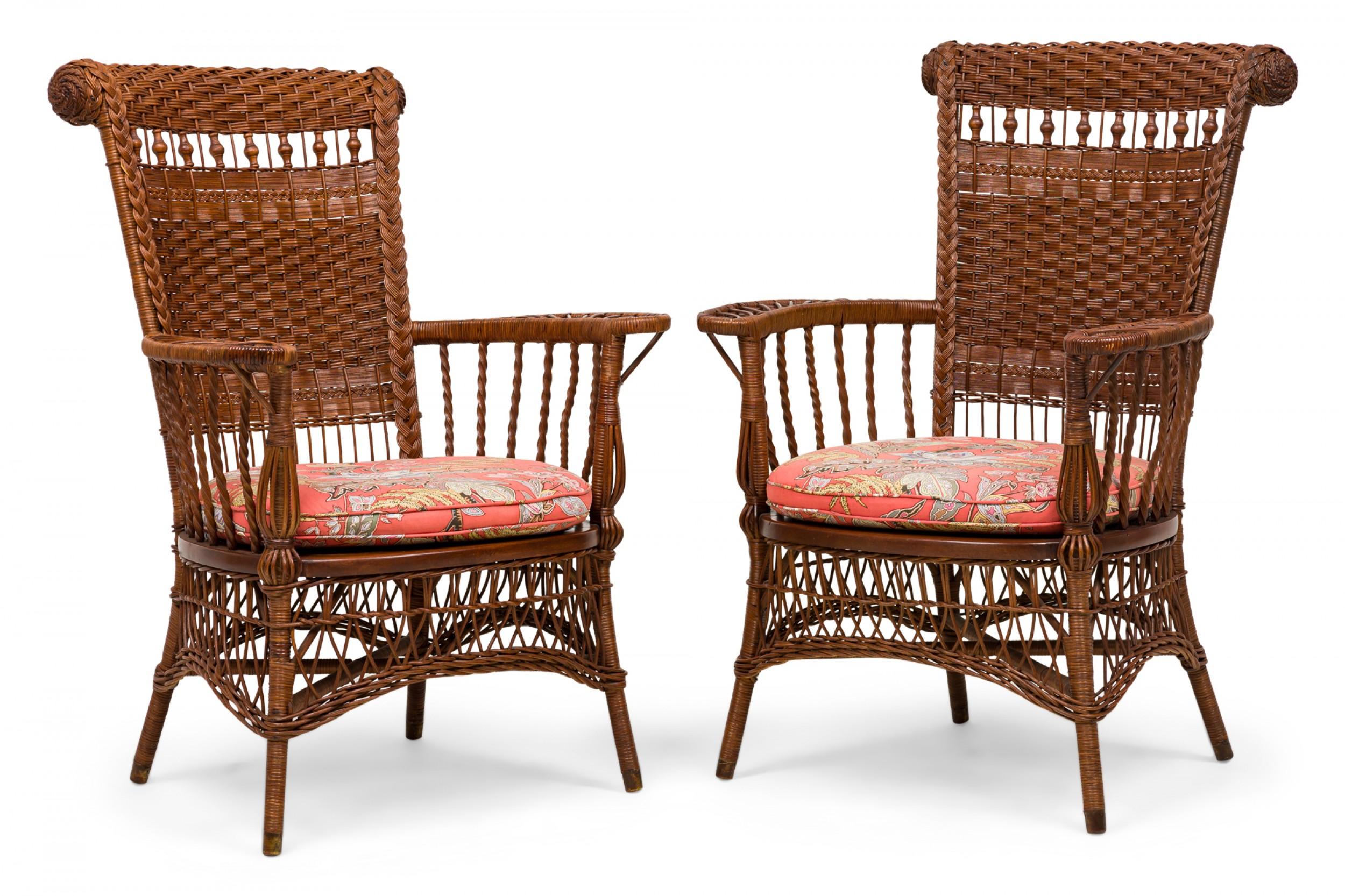 Paire de fauteuils en osier de l'époque victorienne américaine à dossier semi-ajouré en osier tressé avec des fuseaux tournés et des tabliers en treillis, et assise en rotin tressé avec des coussins d'assise amovibles recouverts de fleurs primaires