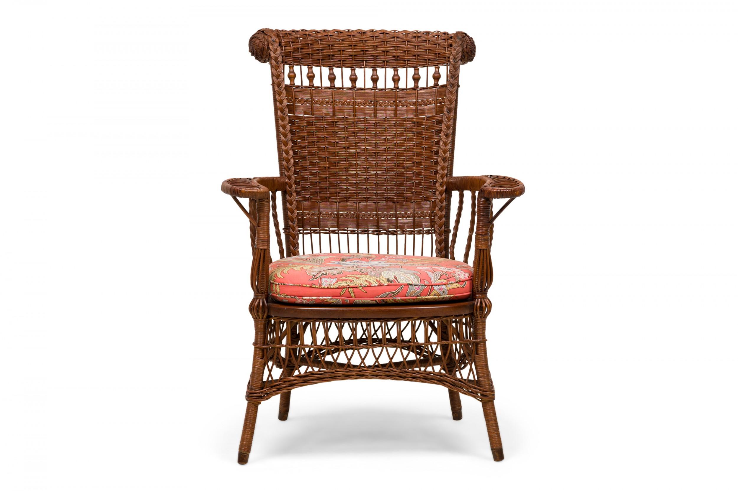 Victorien Paire de fauteuils victoriens américains en osier avec coussins à fleurs en vente