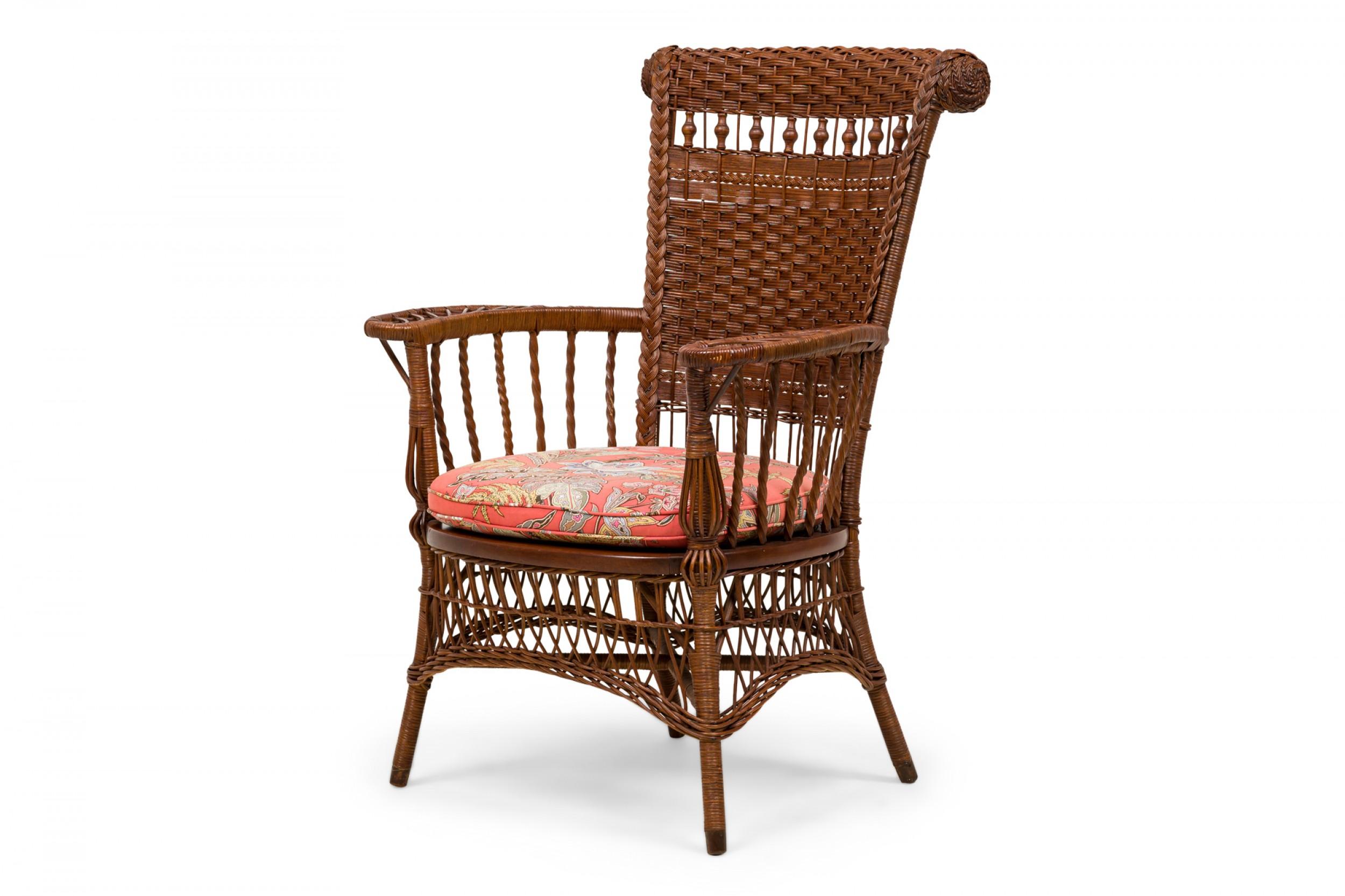 Paire de fauteuils victoriens américains en osier avec coussins à fleurs Bon état - En vente à Queens, NY