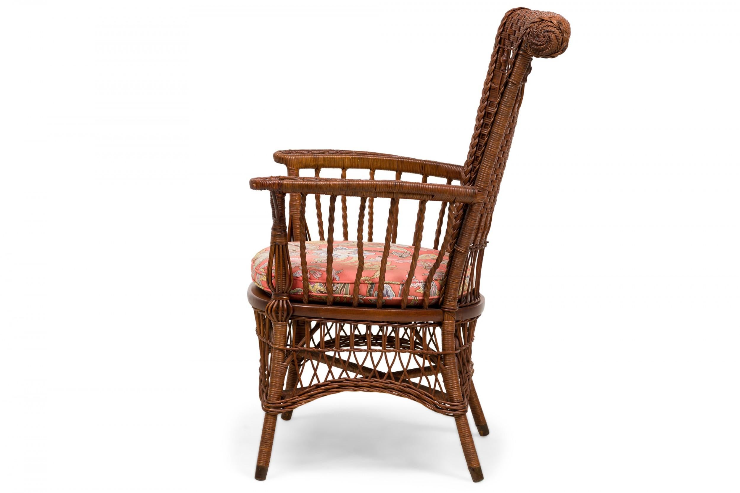 Paire de fauteuils victoriens américains en osier avec coussins à fleurs en vente 1