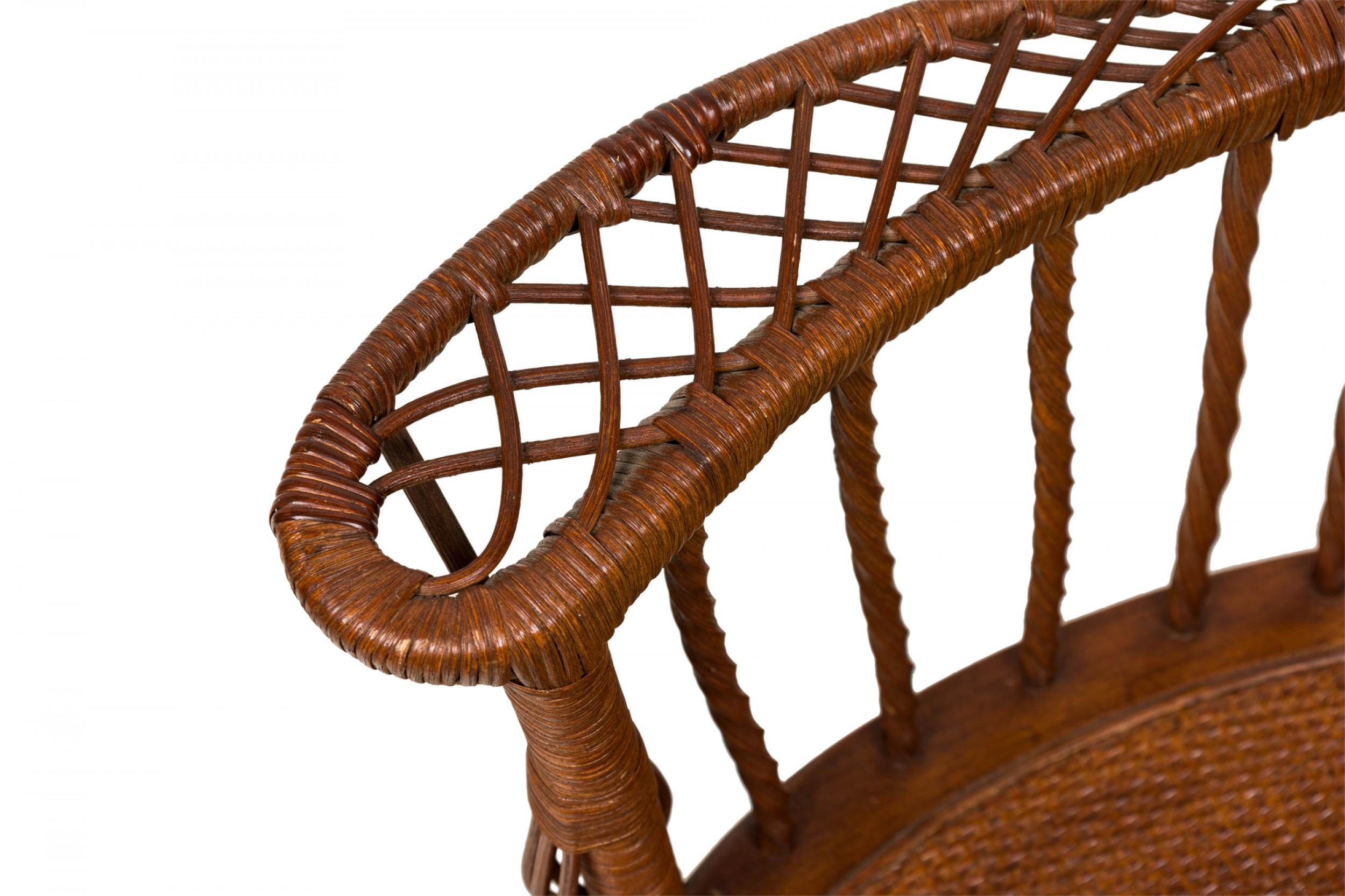 Paire de fauteuils victoriens américains en osier avec coussins à fleurs en vente 2