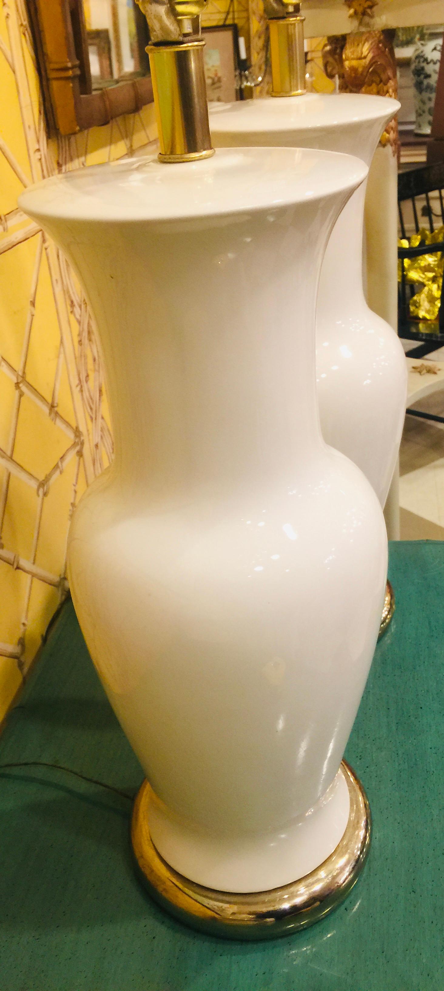 Paire de lampes à vase en porcelaine blanche américaine en vente 3