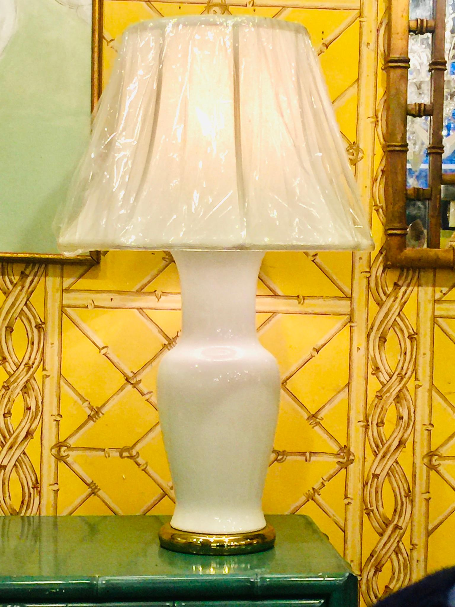 Mid-Century Modern Paire de lampes à vase en porcelaine blanche américaine en vente