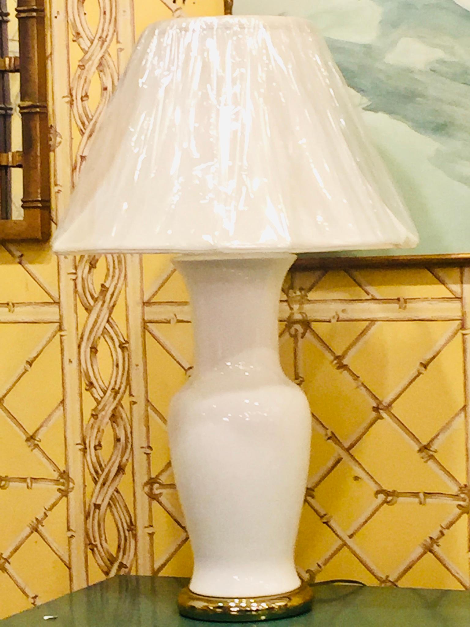 Nord-américain Paire de lampes à vase en porcelaine blanche américaine en vente