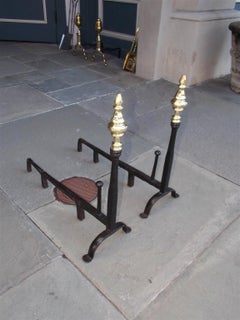 Paire de chenets américains en fer forgé et laiton avec pieds en forme de pomme de chevalet, vers 1770