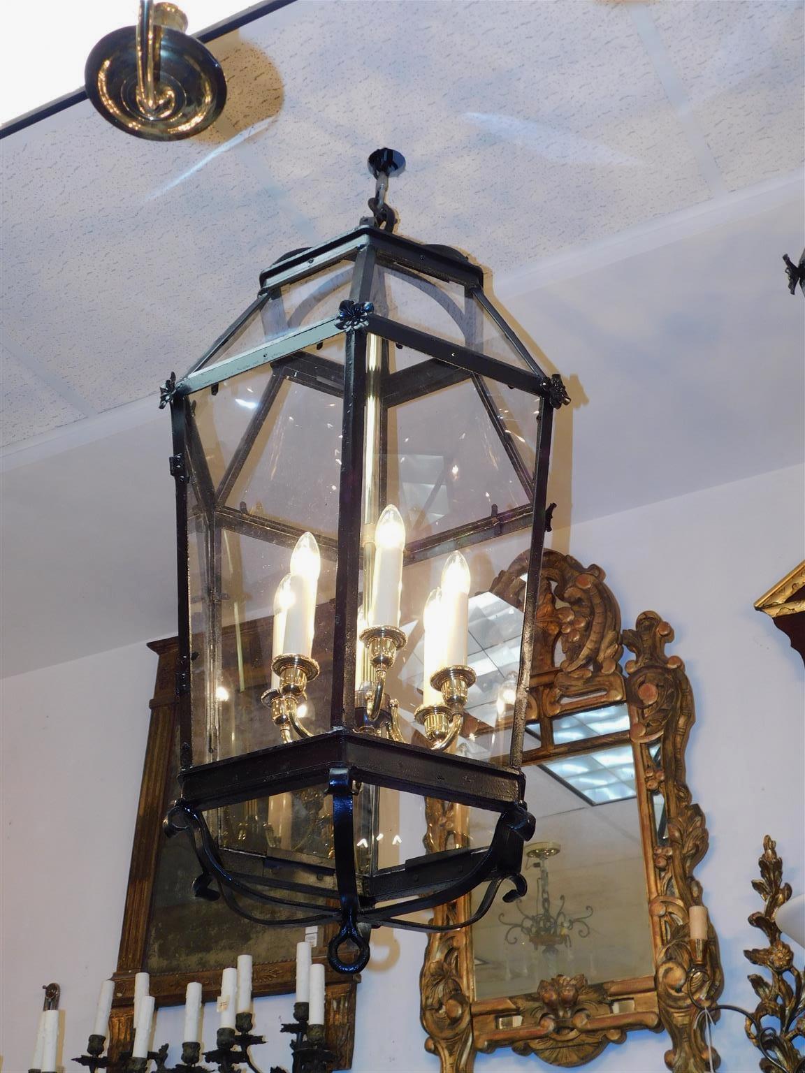 Empire américain Paire de lanternes suspendues américaines en forme de dôme en fer forgé et laiton, datant d'environ 1820 en vente