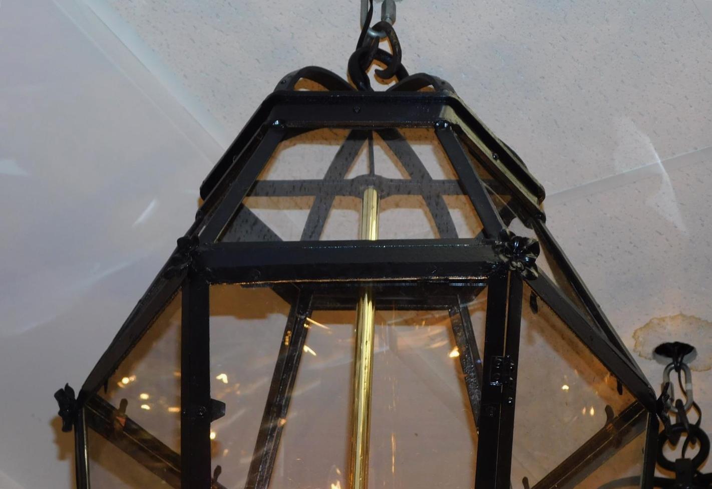 Martelé Paire de lanternes suspendues américaines en forme de dôme en fer forgé et laiton, datant d'environ 1820 en vente