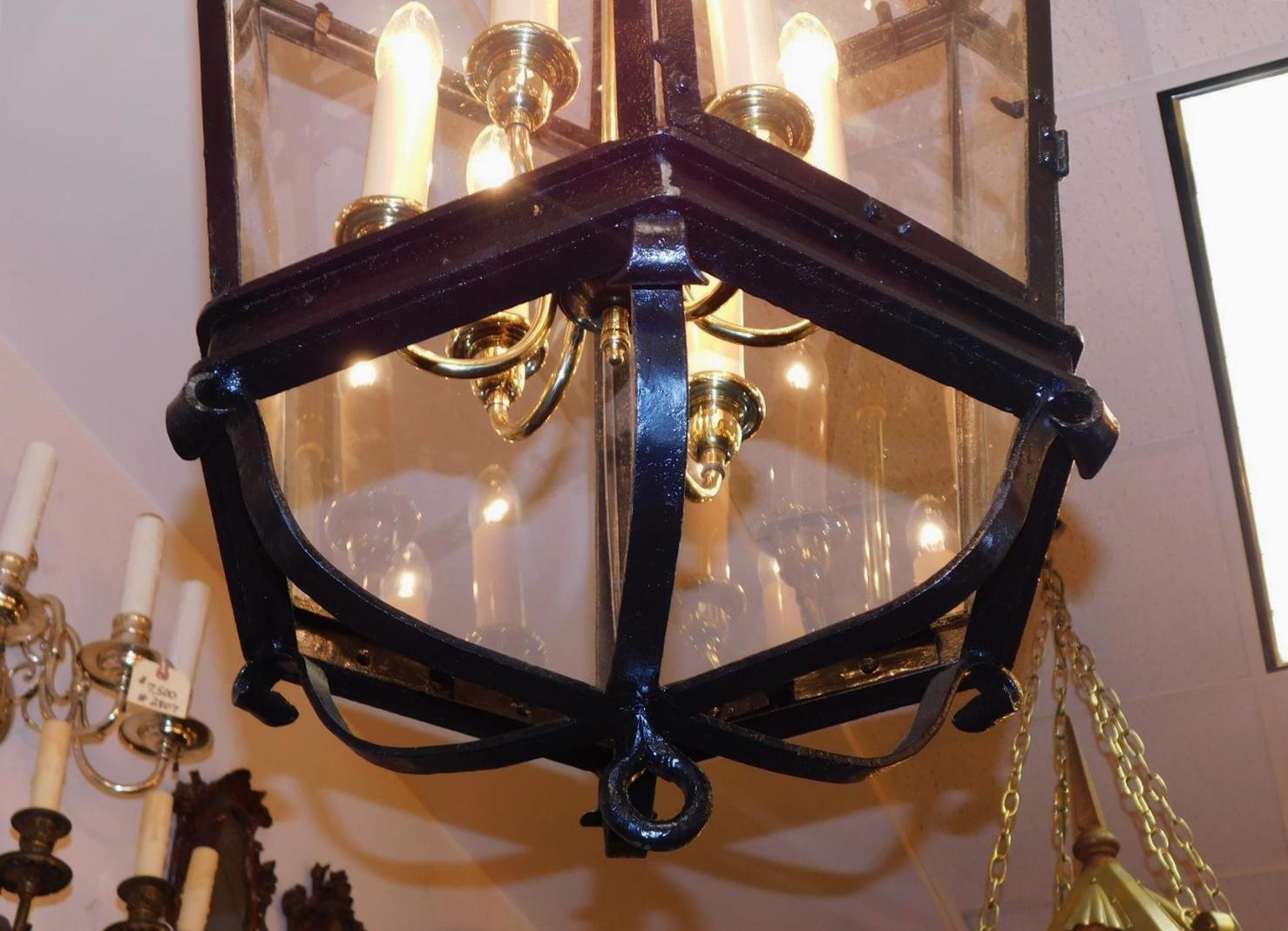 Laiton Paire de lanternes suspendues américaines en forme de dôme en fer forgé et laiton, datant d'environ 1820 en vente