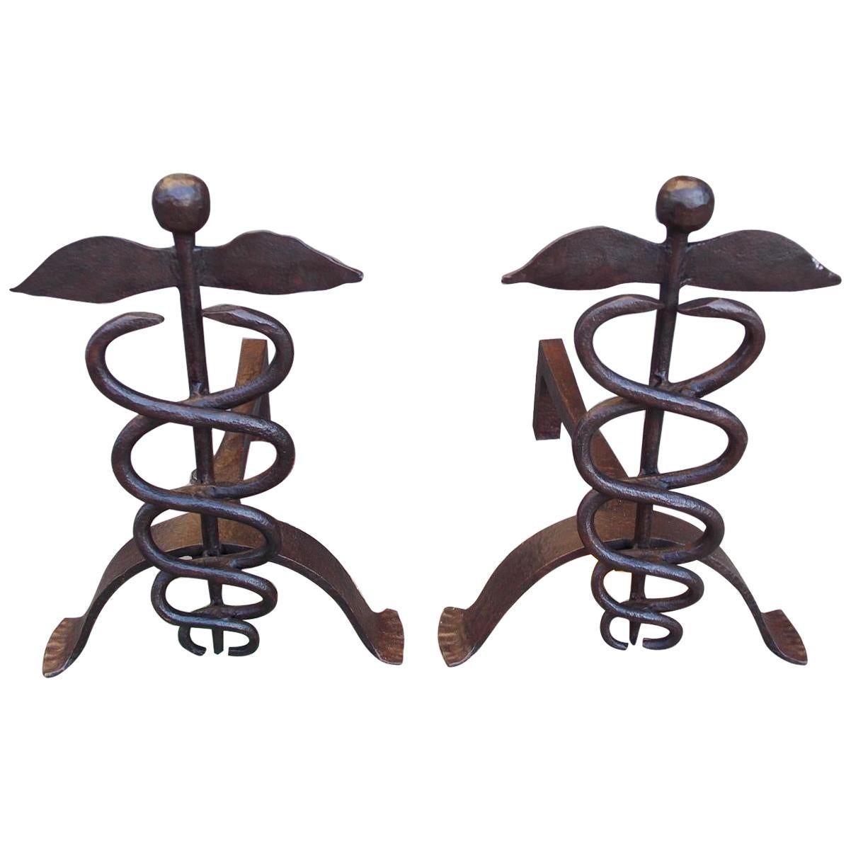 Pareja de candelabros americanos de hierro forjado con caduceo y pies separados, c 1850