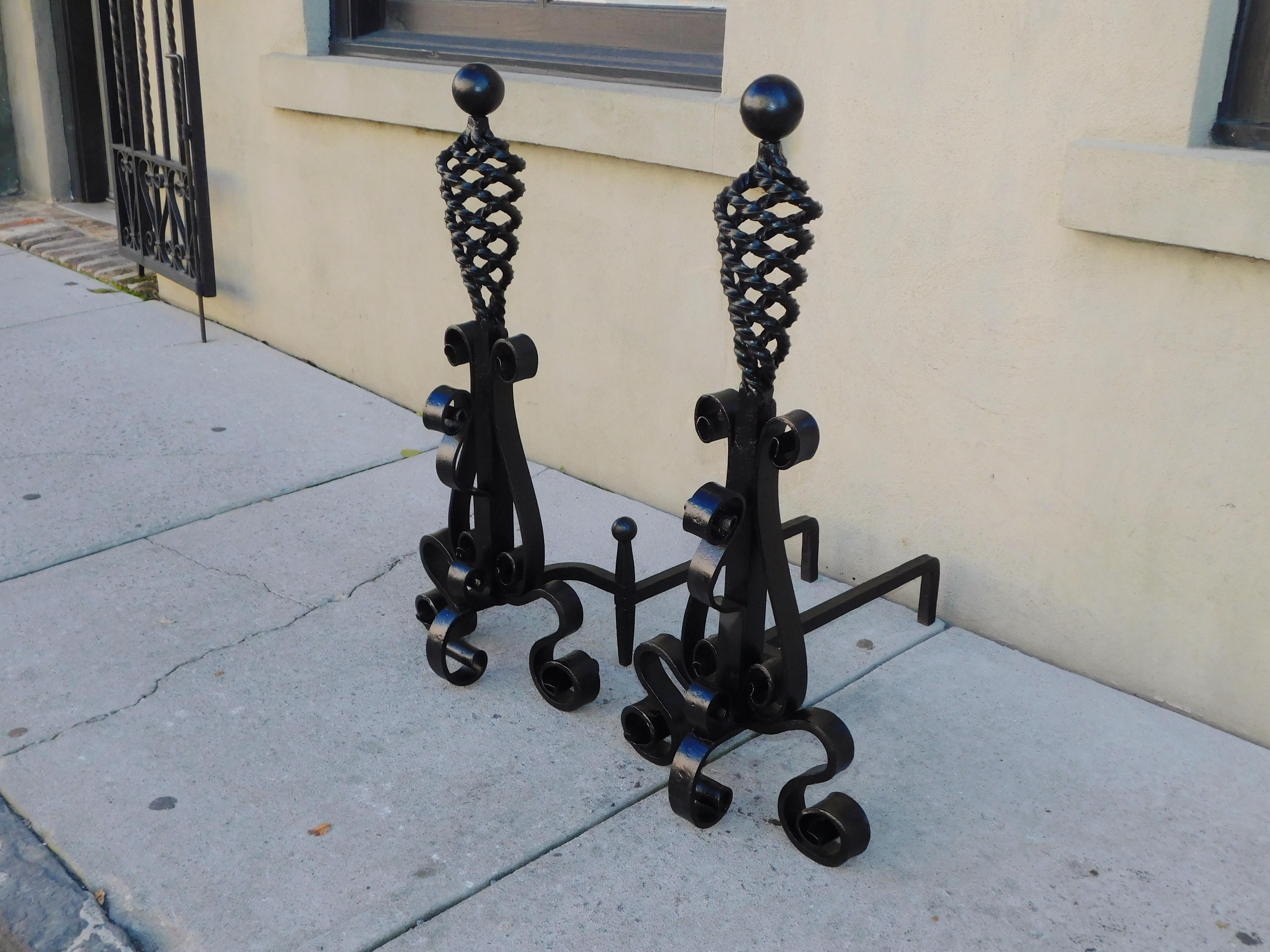 Coppia di androni americani a spirale in ferro battuto con zoccoli decorati a volute, fermatronchi a volute abbinati, gambe posteriori con curvatura originale e poggianti su gambe a volute decorative, inizio XIX secolo