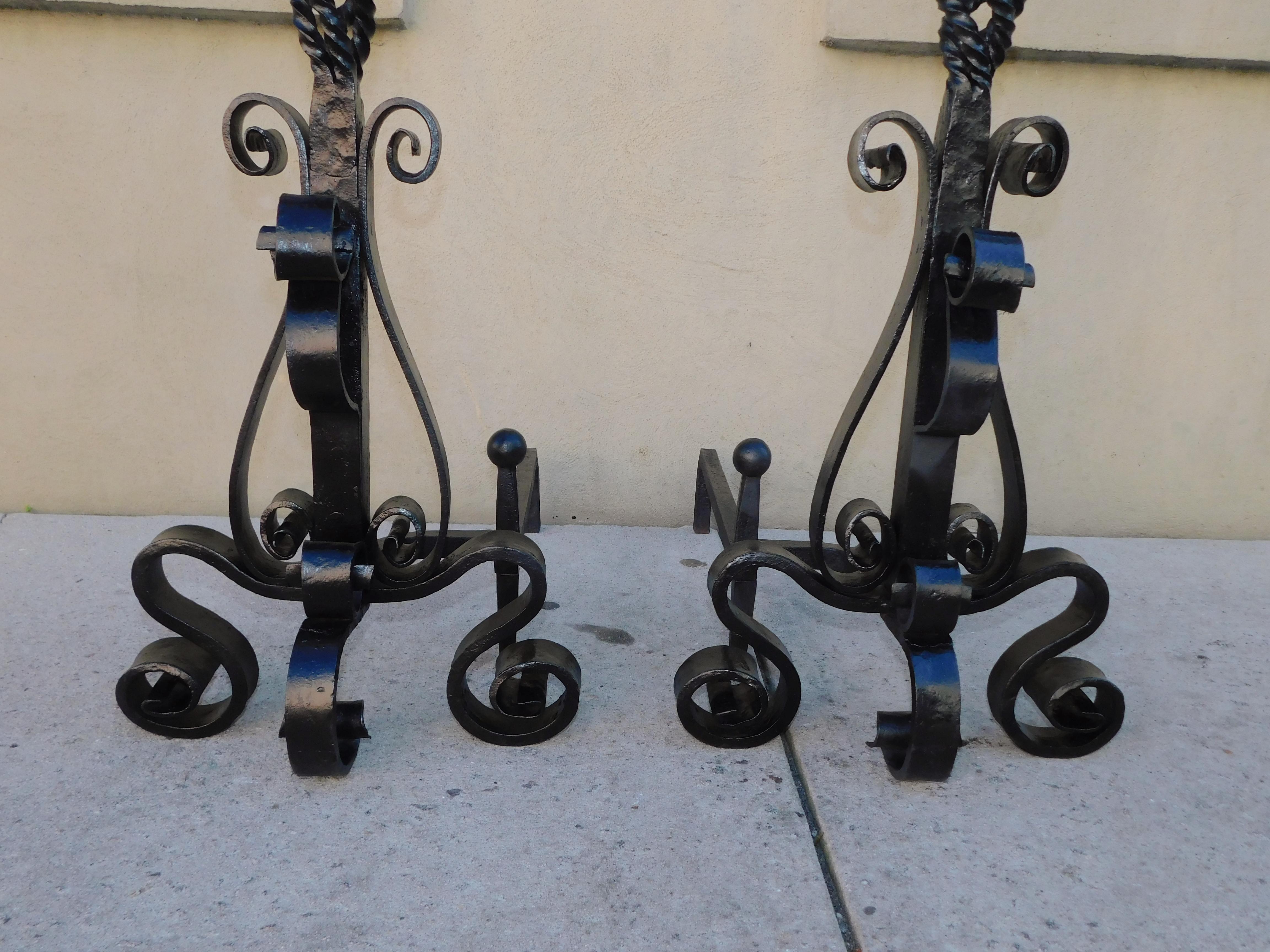 Martellato Coppia di androni americani in ferro battuto con zoccolo a spirale e gambe a volute, 1820 in vendita