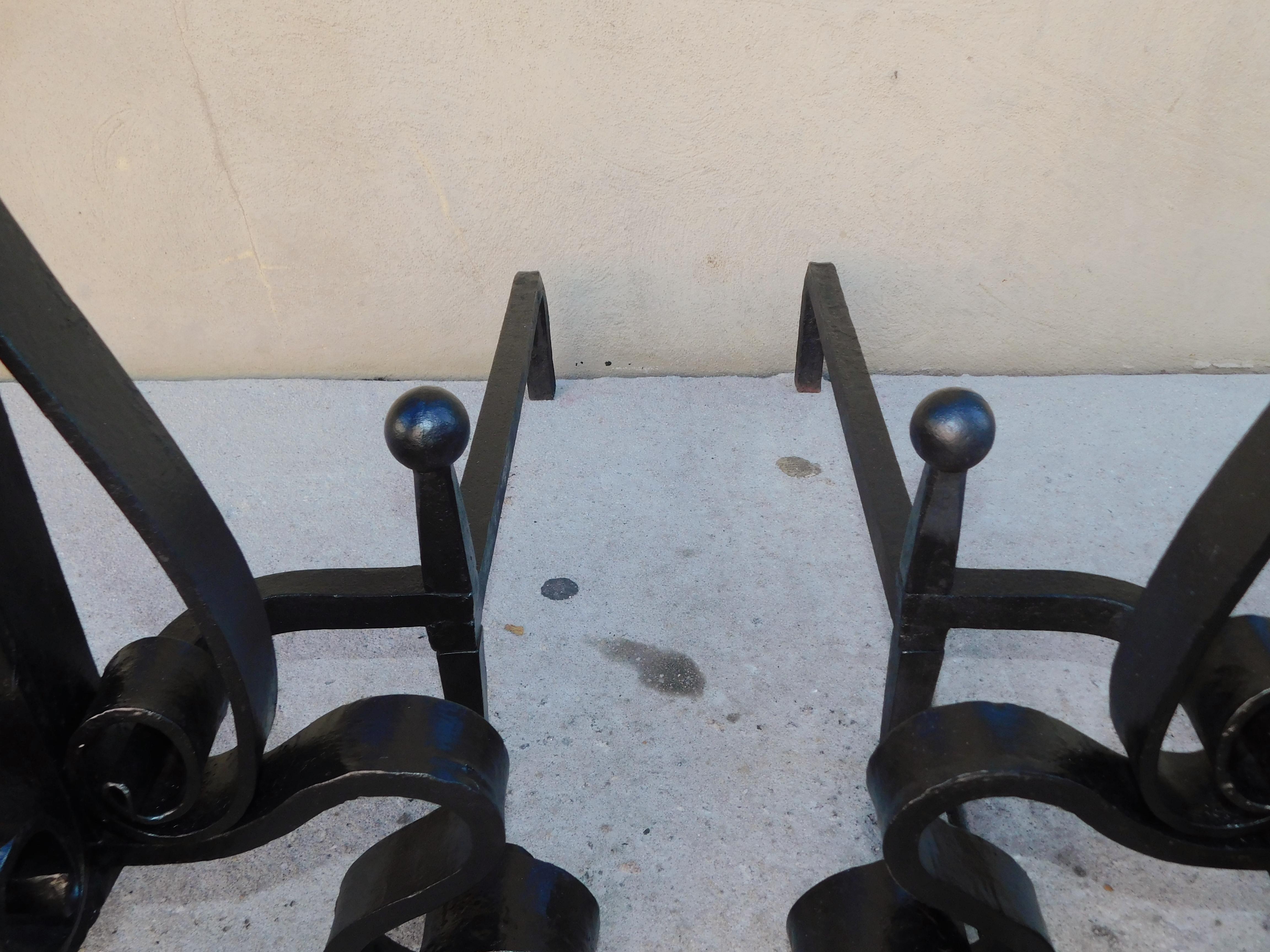 Coppia di androni americani in ferro battuto con zoccolo a spirale e gambe a volute, 1820 In condizioni ottime in vendita a Charleston, SC