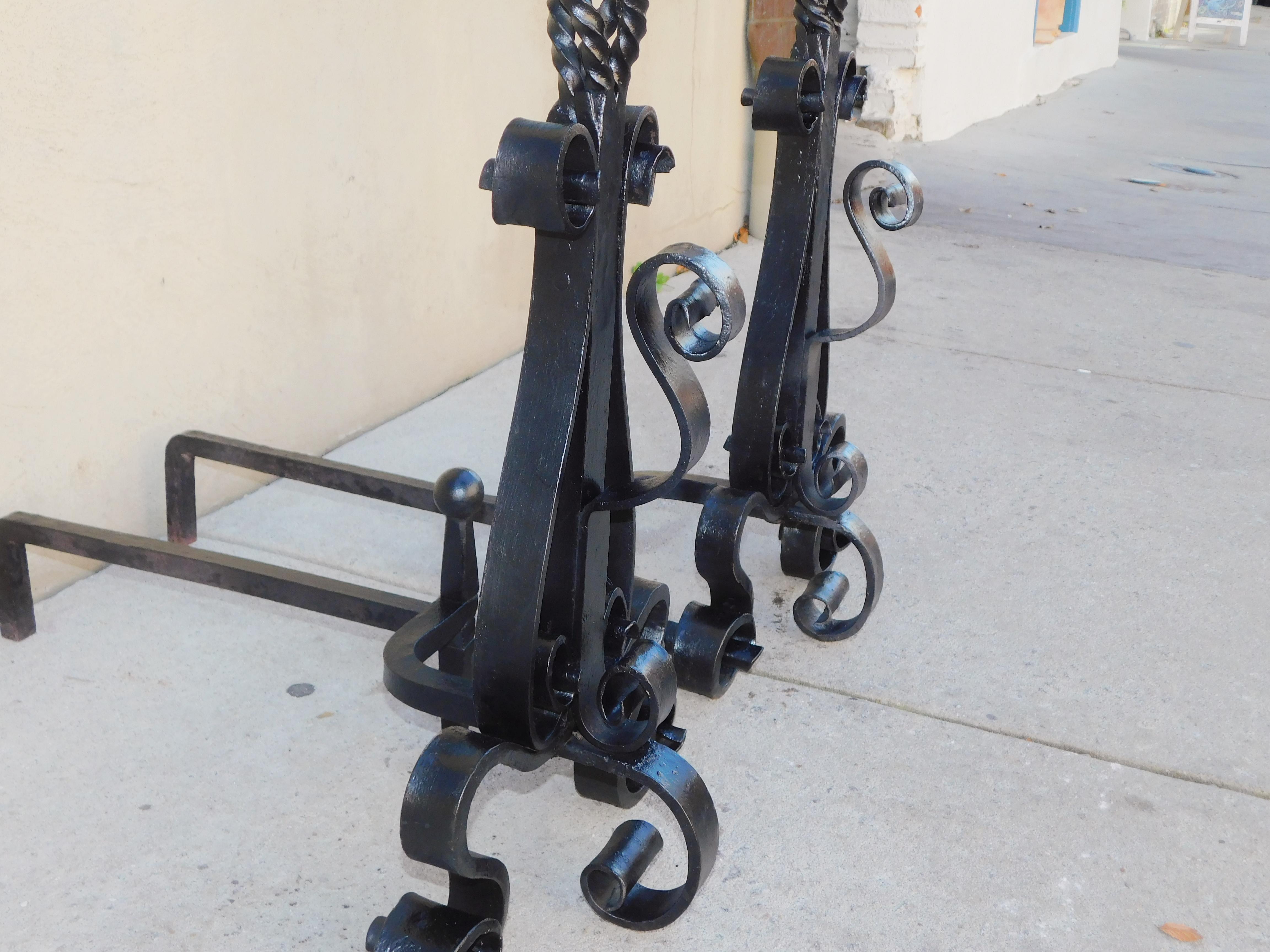 Inizio XIX secolo Coppia di androni americani in ferro battuto con zoccolo a spirale e gambe a volute, 1820 in vendita