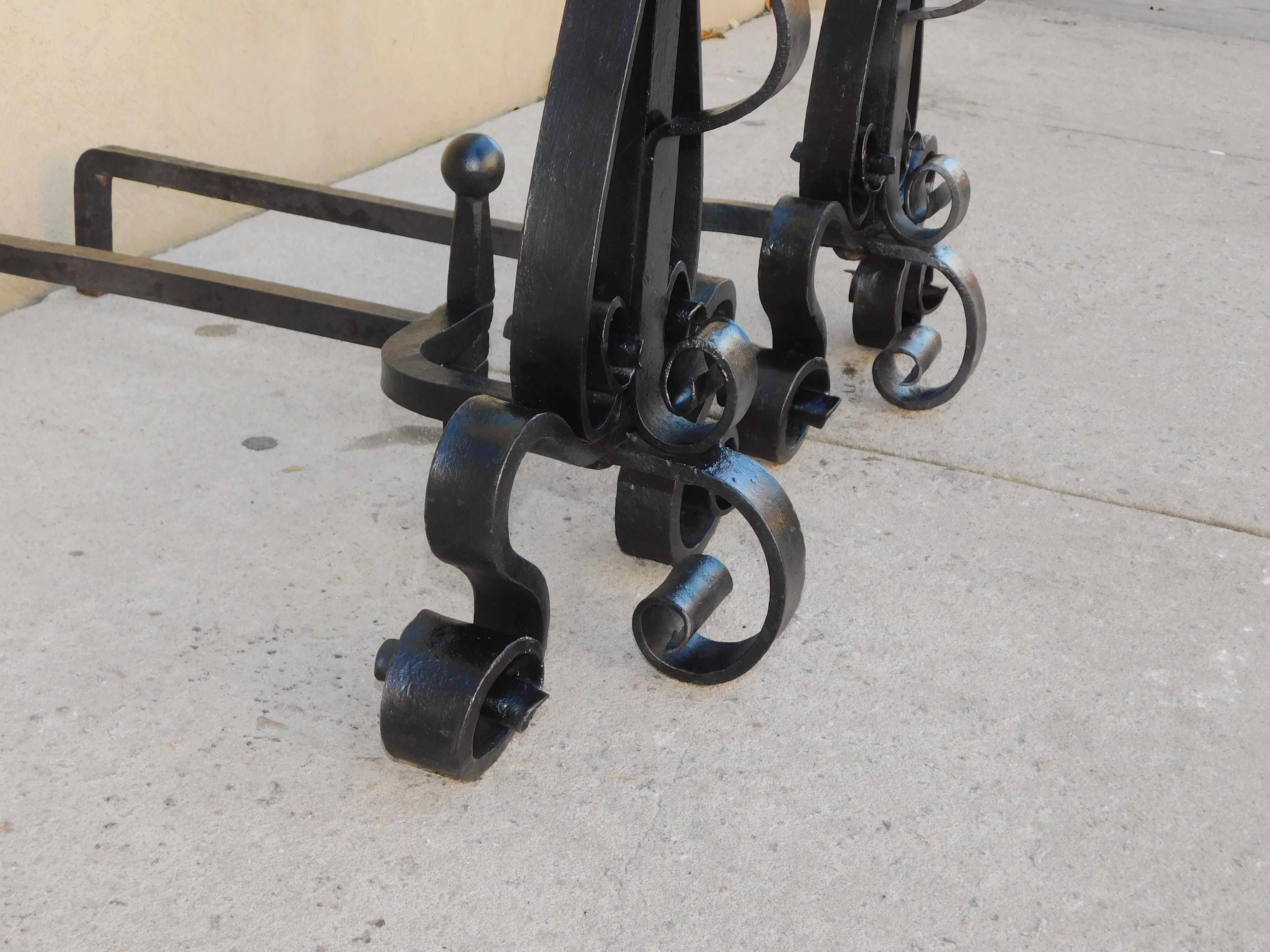 Ferro battuto Coppia di androni americani in ferro battuto con zoccolo a spirale e gambe a volute, 1820 in vendita