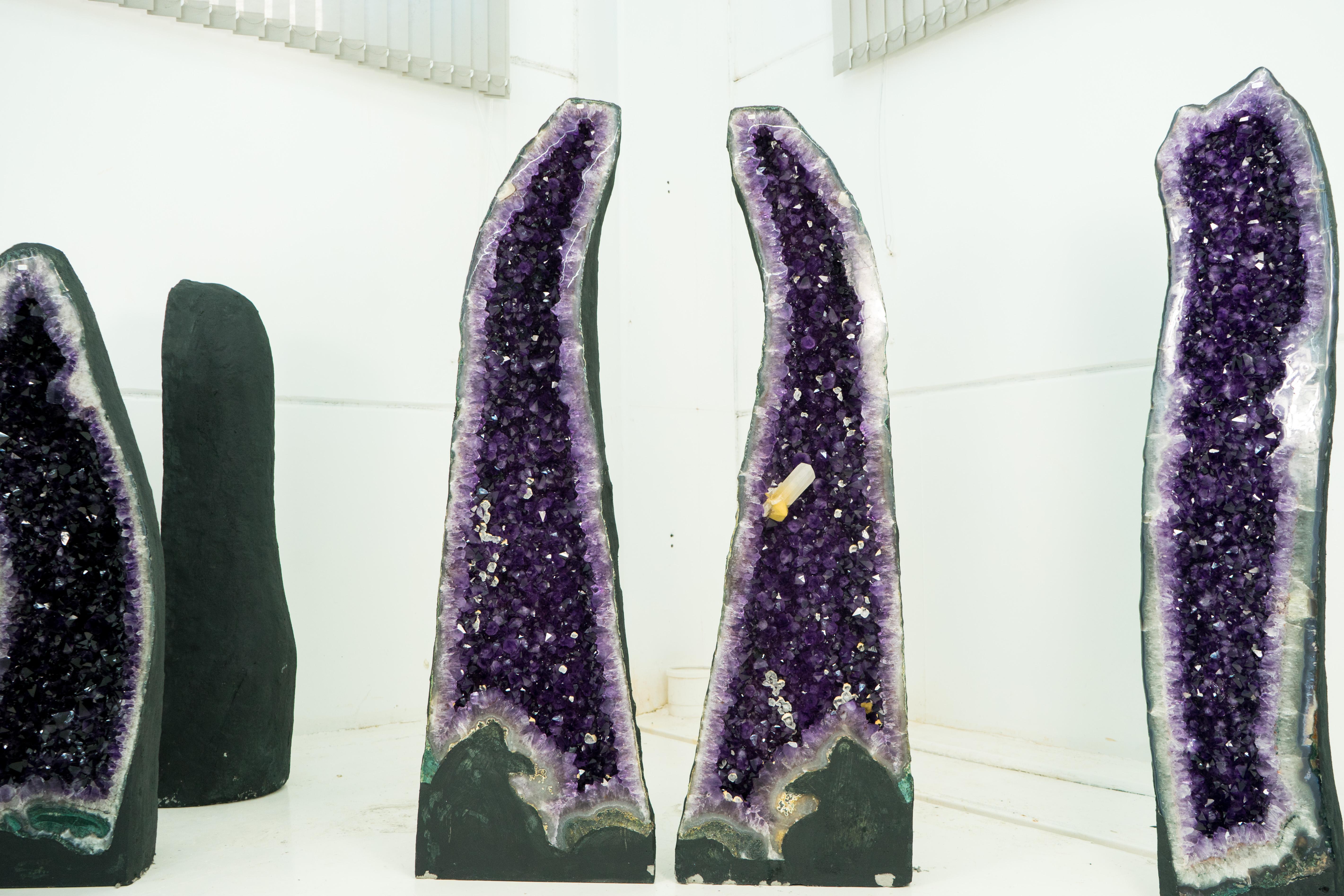 Pareja de Geodas Catedral de Amatista con Calcita Grande sobre Amatista Violeta-Púrpura en venta 4