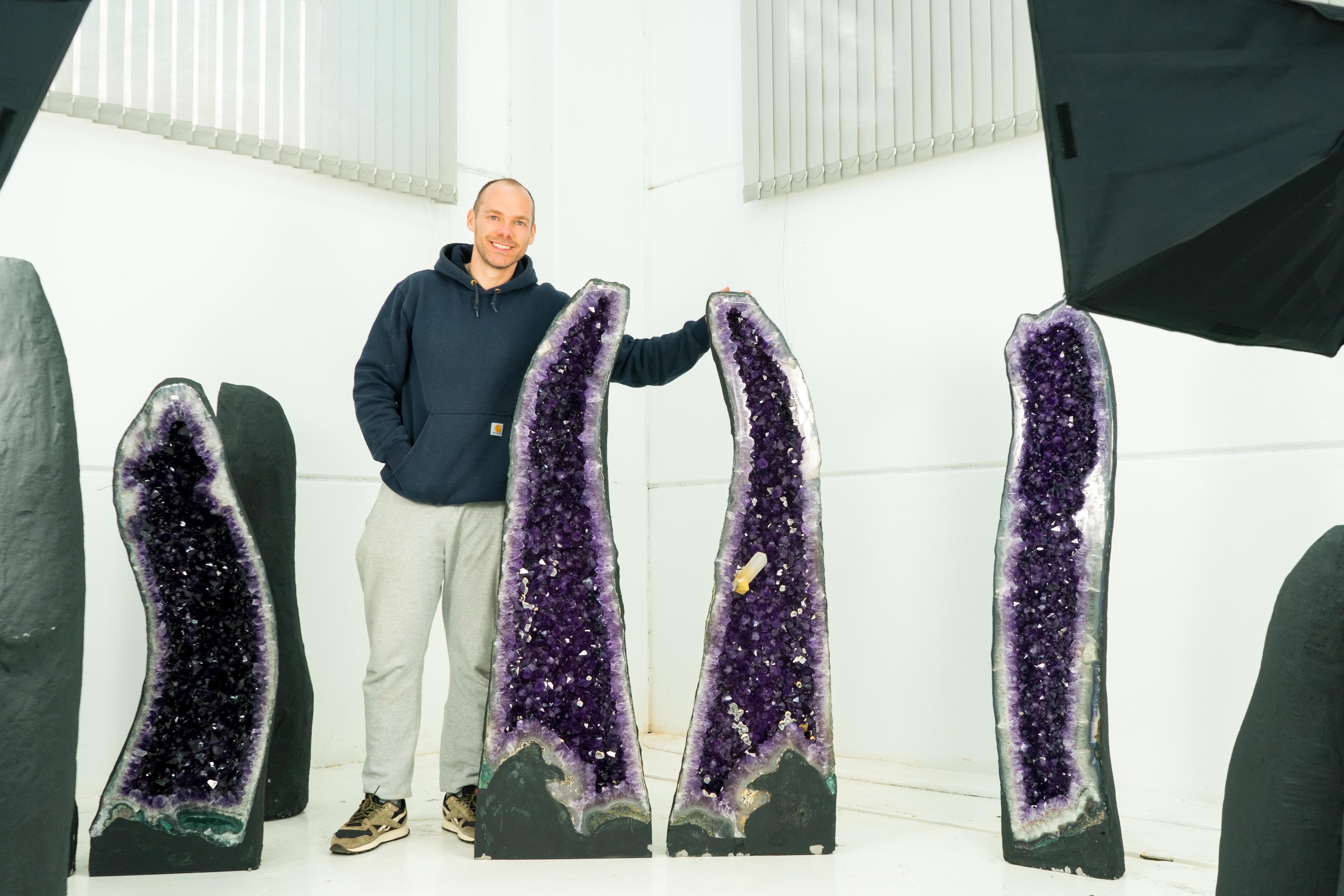 Pareja de Geodas Catedral de Amatista con Calcita Grande sobre Amatista Violeta-Púrpura en venta 5
