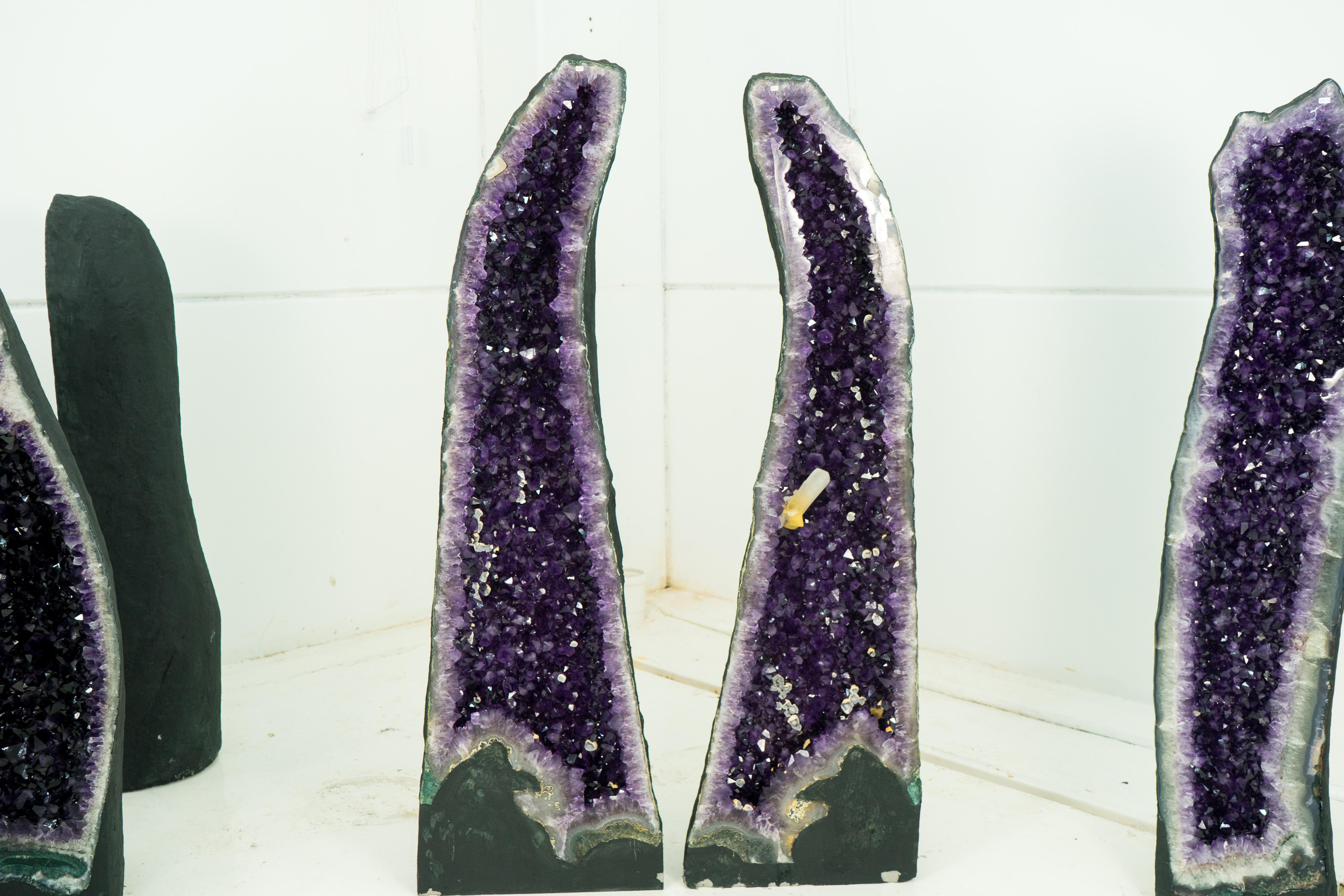 Preciosa Pareja de Geodas Catedrales Altas y Grandes de Amatista con una Calcita Grande de Clase Mundial sobre Cristales Violeta-Púrpura Profundos

▫️ Descripción

Soberbias en belleza, estética, color y rareza, este par de geodas de amatista