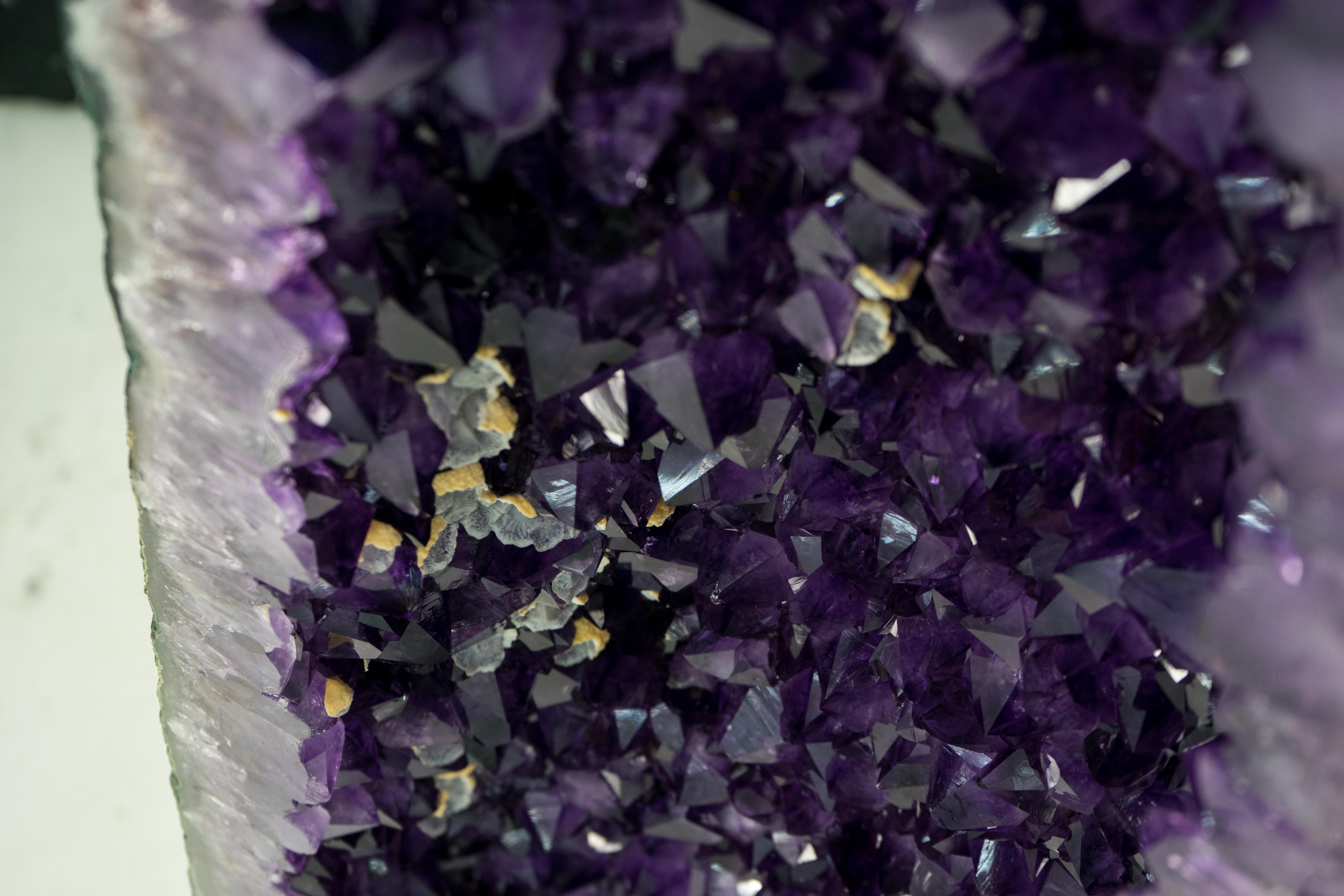 Pareja de Geodas Catedral de Amatista con Calcita Grande sobre Amatista Violeta-Púrpura en venta 1